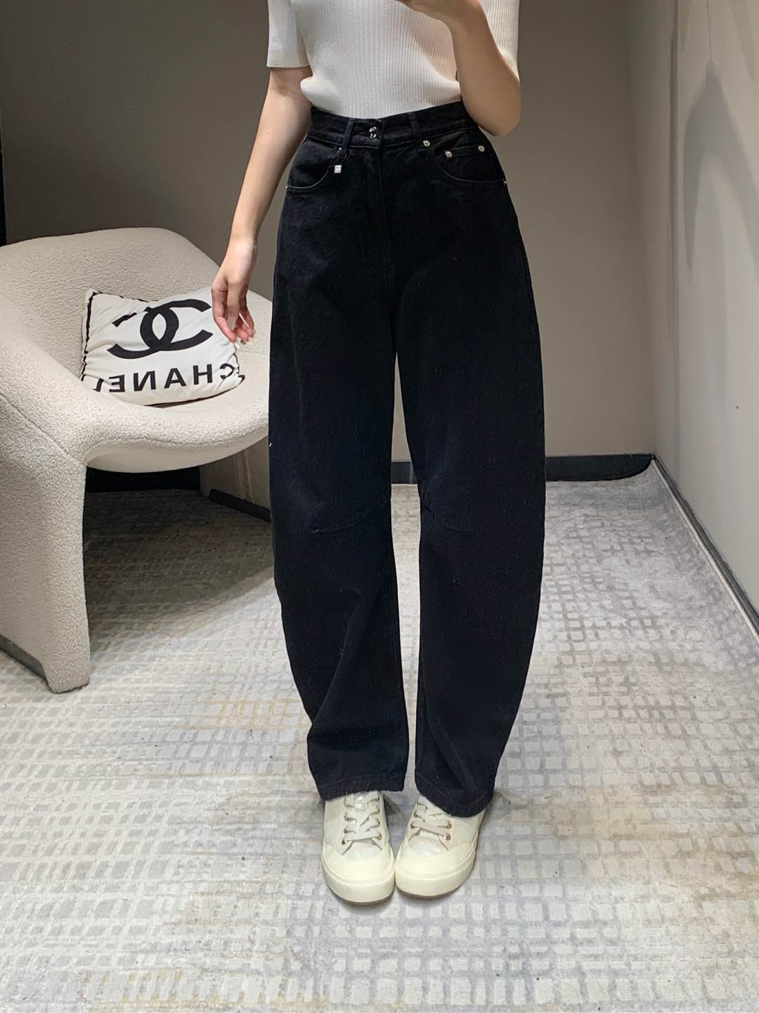 NO:297792,Loew* 25Ss early spring new style, back waist leather brand scimitar pants | Exclusive high-end production!  This scimitar pants is really super good!  Heavy Industry Washing Black is completely different from the regular model. It is very sexy. The upper body is absolutely king-fried jeans. The pants are really textured and the pants are perfect. The length of the pants stretches the legs and is clean and neat. The drooping feels really great and slimming. It is really the top leader in covering the flesh and slimming. It is A and cool. You can easily go out with various tops in daily life. It doesn’t pick on the legs. You can wear all your figures!  Whoever wears it has thin straight and long legs!  It's really easy to wear and it's very popular!  Big recommendation!  Sisters all rushed for me!  S/M/L, loewe, jeans, alexander wang19860909批 Loew* 25Ss早春新款 后腰皮牌弯刀裤丨独家高版出品！这款弯刀裤版型真的超级绝好嘛！重工洗水黑 完全区别于常规款 个性感十足 上身绝对王炸牛仔裤 裤型质感真的绝了恰好的裤长 拉伸腿部线条 剪裁干净利落 垂感真的超好巨显瘦 真的是遮肉显瘦的一把手了 又A又飒日常搭配各种上衣都能轻松出街～不挑腿型 什么身材通通可以穿！谁穿谁是细直大长腿！ 真的好穿到不行 而且出镜率很高！重磅推荐！姐妹们都给我冲！现货发售S/M/L,,loewe,jeans,alexander wang,Women's clothing