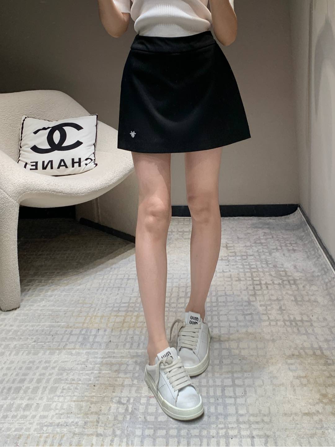 NO:297796,Batch Dio* 25Ss early spring new style bee embroidered micro-label wool short skirt pants | Exclusive high-end production!  The one-piece design of the front piece summarizes the advantages of skirts and shorts!  Super slim and very friendly to Jimei with wide hips!  The shorts on the back prevent exposure, which is really a versatile item with full details and design!  It's so nice to have a fashionable feeling!  The advanced aura is easy to grasp [666] The workmanship is really great. The A-shaped style is not picky at all, making you look slim and tall!  Big recommendation!  S/M/L, dior, skirts, shorts, alexander wang19860909批 Dio* 25Ss早春新款 蜜蜂刺绣微标羊毛短款裙裤丨独家高版出品！前片一片式设计总结了半裙和短裤的优点！超级显瘦 对于胯宽的集美非常友好！后面短裤又防止走光,真的是细节和设计感都满分的百搭单品！时髦感满满上身太nice了！高级气场轻松拿捏[666]做工真的超级赞 A字形版型完全不挑人 显瘦显高！重磅推荐！现货发售S/M/L,,dior,skirts,shorts,alexander wang,Women's clothing