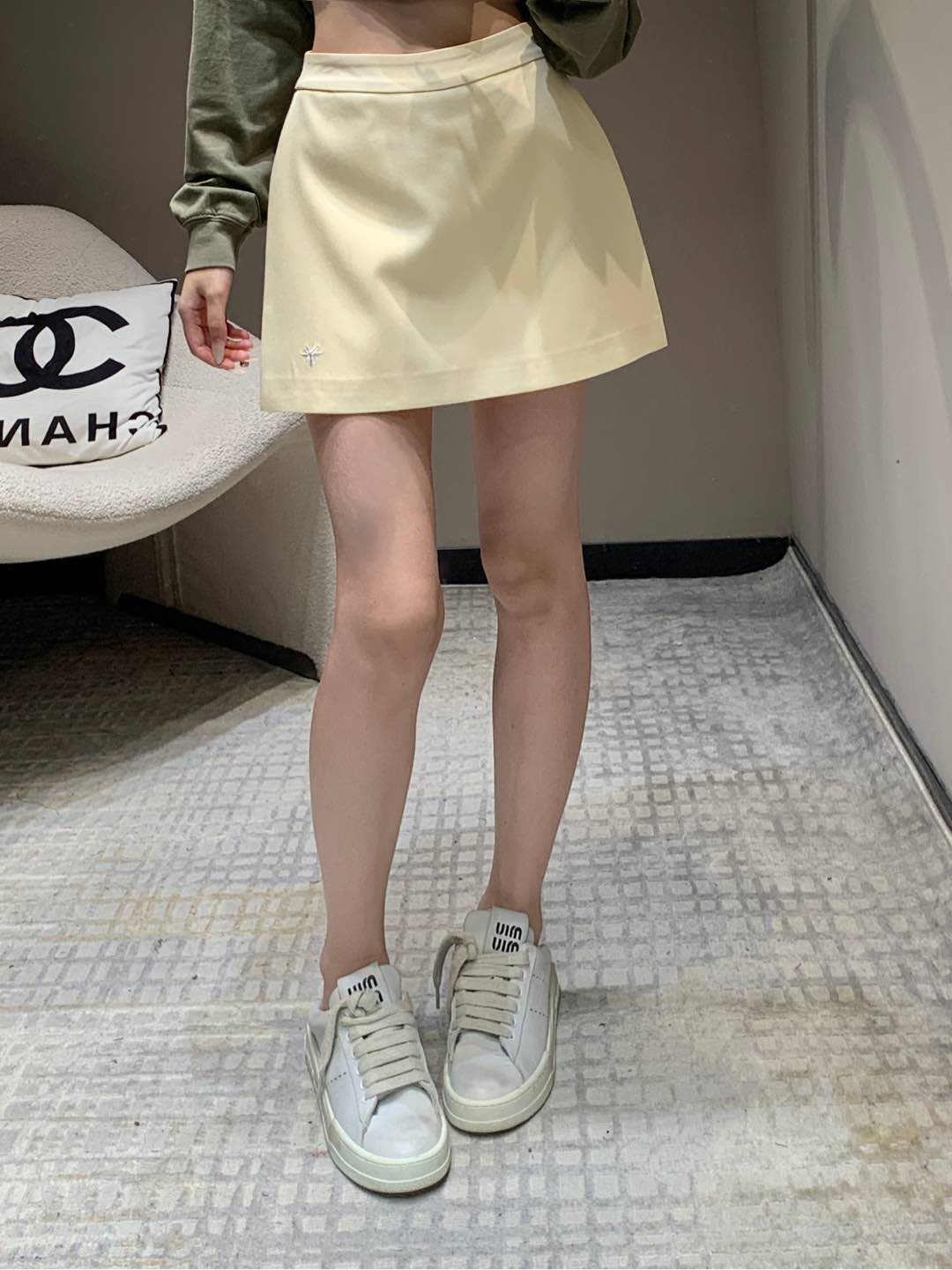 NO:322315,Batch Dio* 25Ss early spring new style bee embroidered micro-label wool short skirt pants | Exclusive high-end production!  The one-piece design of the front piece summarizes the advantages of skirts and shorts!  Super slim and very friendly to Jimei with wide hips!  The shorts on the back prevent exposure, which is really a versatile item with full details and design!  It's so nice to have a fashionable feeling!  The advanced aura is easy to grasp [666] The workmanship is really great. The A-shaped style is not picky at all, making you look slim and tall!  Big recommendation!  S/M/L, dior, skirts, shorts, alexander wang19860909批 Dio* 25Ss早春新款 蜜蜂刺绣微标羊毛短款裙裤丨独家高版出品！前片一片式设计总结了半裙和短裤的优点！超级显瘦 对于胯宽的集美非常友好！后面短裤又防止走光,真的是细节和设计感都满分的百搭单品！时髦感满满上身太nice了！高级气场轻松拿捏[666]做工真的超级赞 A字形版型完全不挑人 显瘦显高！重磅推荐！现货发售S/M/L,,dior,skirts,shorts,alexander wang,Women's clothing