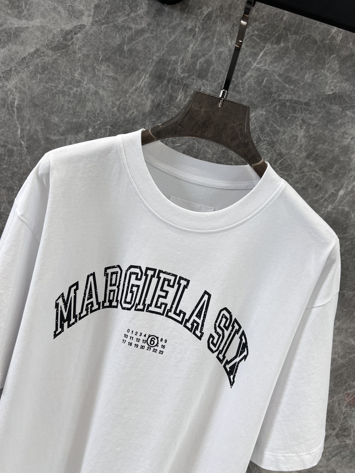 “High Quality Women’s T-shirts from Maison Margiela: New Spring Collection” - 图片 3