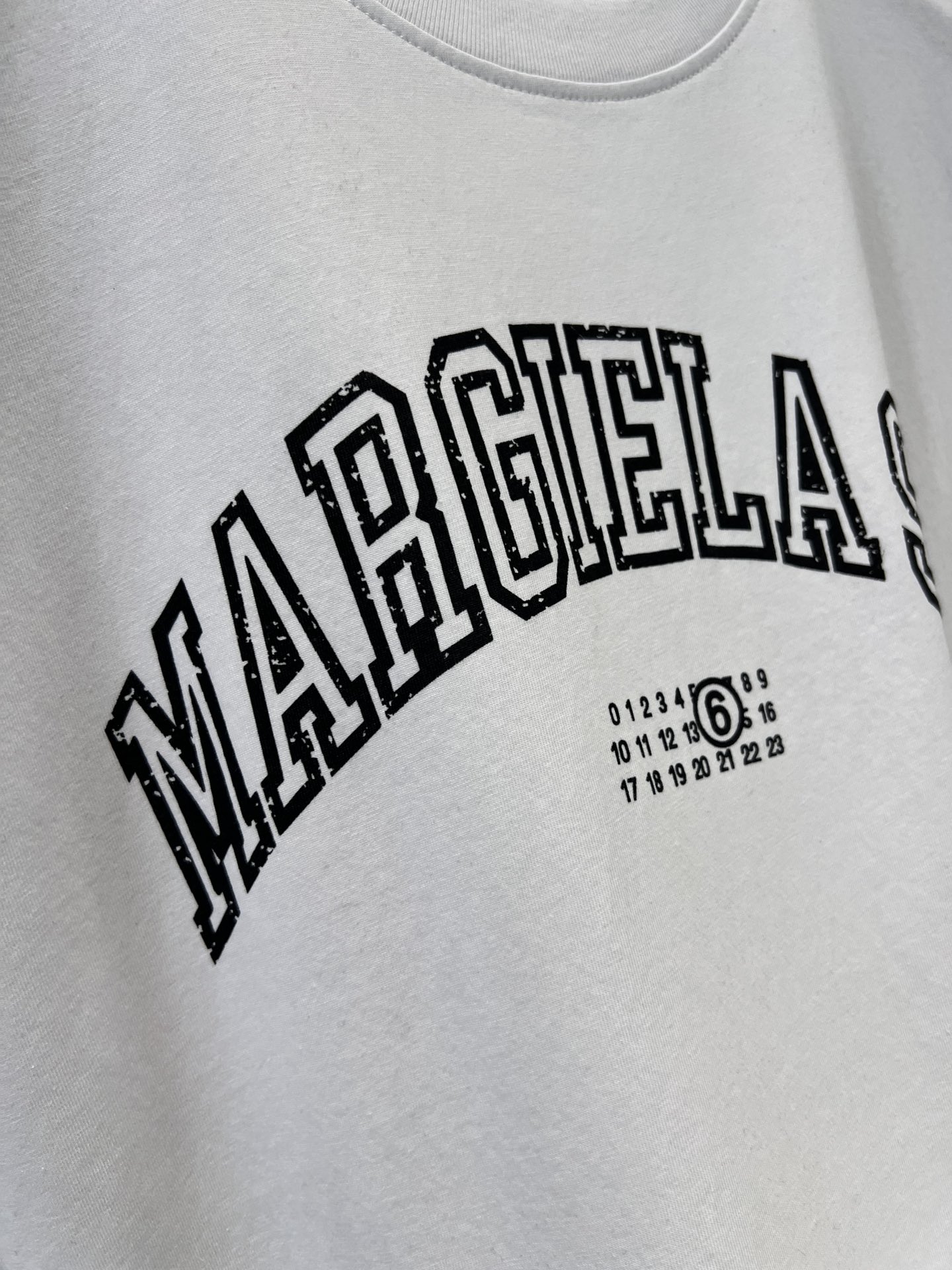 “High Quality Women’s T-shirts from Maison Margiela: New Spring Collection” - 图片 5