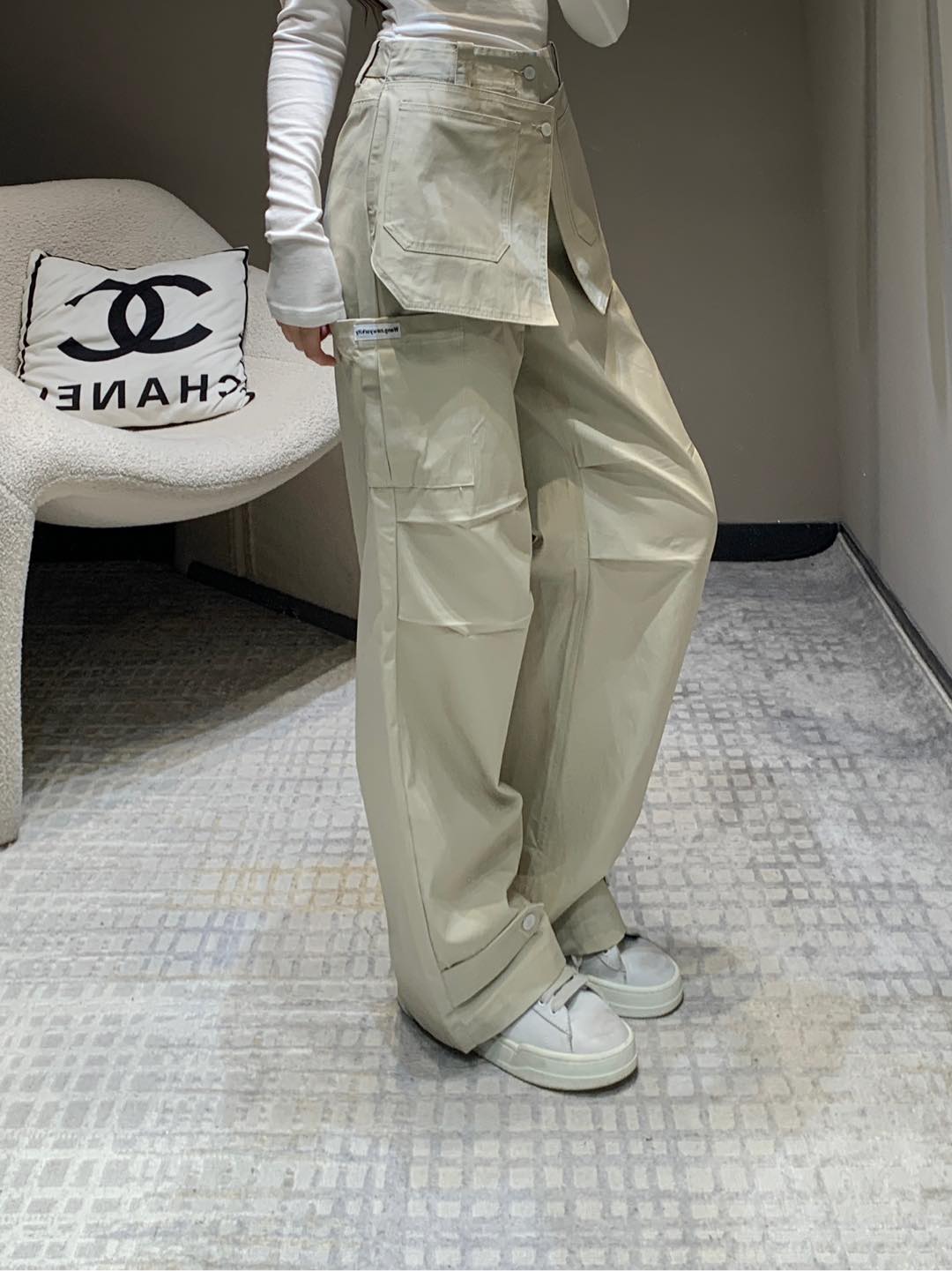 NO:298370,Batch 25Ss early spring new style work-mounted casual trousers | Exclusive high-end production!  The colors are versatile and high-end, the contrasting color label shows the sense of high-end and casualness, the visual feast, a versatile item that must be bought in all seasons, customized fabrics, great texture, full of lazy style, and goddesses must be used as magical tools!  The style is versatile and not picky. It stretches the line proportions and makes the upper body beautiful!  Workmanship quality depends on details S/M/L, alexander wang19860909批 25Ss早春新款 工装式休闲长裤丨独家高版出品！颜色百搭高级 撞色小贴标尽显高级随意感 视觉盛宴 四季必入的百搭单品 订制面料,质感巨好,慵懒范儿十足 女神必入神器！版型百搭不挑人 拉长线条比例 上身美的不要不要的！做工品质看细节 现货发售S/M/L,,alexander wang,Women's clothing