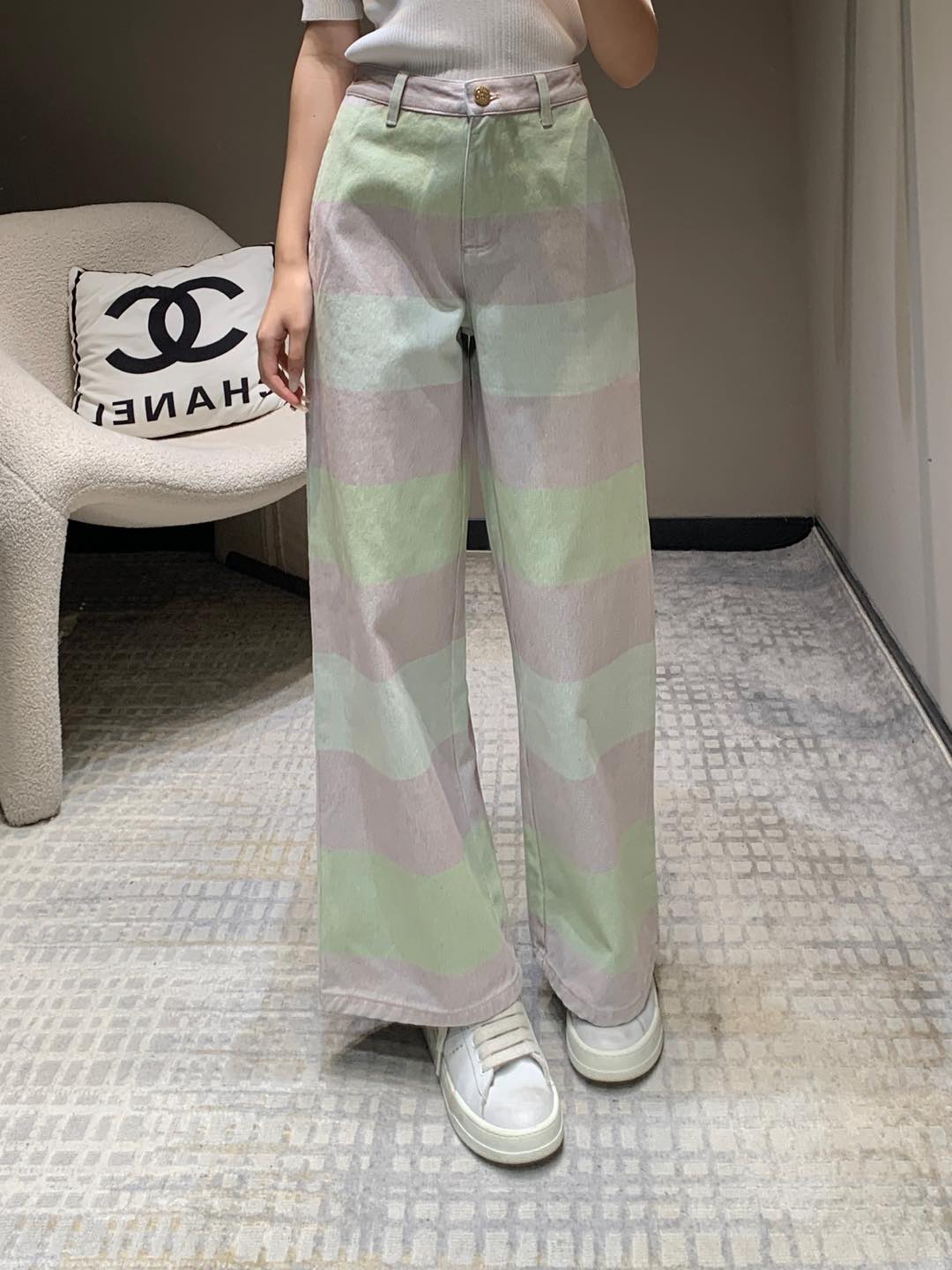 NO:298353,New Chane*24M coco series! Color-blocked denim trousers丨Exclusive yb development! High-end production! Choose high-quality twill denim fabric, with natural and simple texture, soft and comfortable, with both rigidity and softness. Gradient dyeing to form a natural transition effect, and finally perform color matching, fixing, adding softness, etc. The style effect is significant and very heavy-working and complicated. The straight wide-leg version has more silhouette support, which shows the long legs to modify the legs, which is casual and free and easy, with a slightly retro feel, showing the elegant and fashionable French style. S/M/L, chanel, alexander wang19860909批Chane*24M coco 系列新款！拼色牛仔长裤丨独家yb开发！高版出品！选用优质斜纹牛仔面料,纹理自然朴实,柔软舒适,有挺括度,刚柔兼备.进行渐变染色形成自然过渡的深浅效果,最后再进行套色、固色、加软等,风格效果显著,非常重工繁复.直筒阔腿版型,有更多的廓形支撑力,显腿长修饰腿型,率性洒脱,微微复古感,尽显法式优雅时髦.现货发售 S/M/L,,chanel,alexander wang,Women's clothing