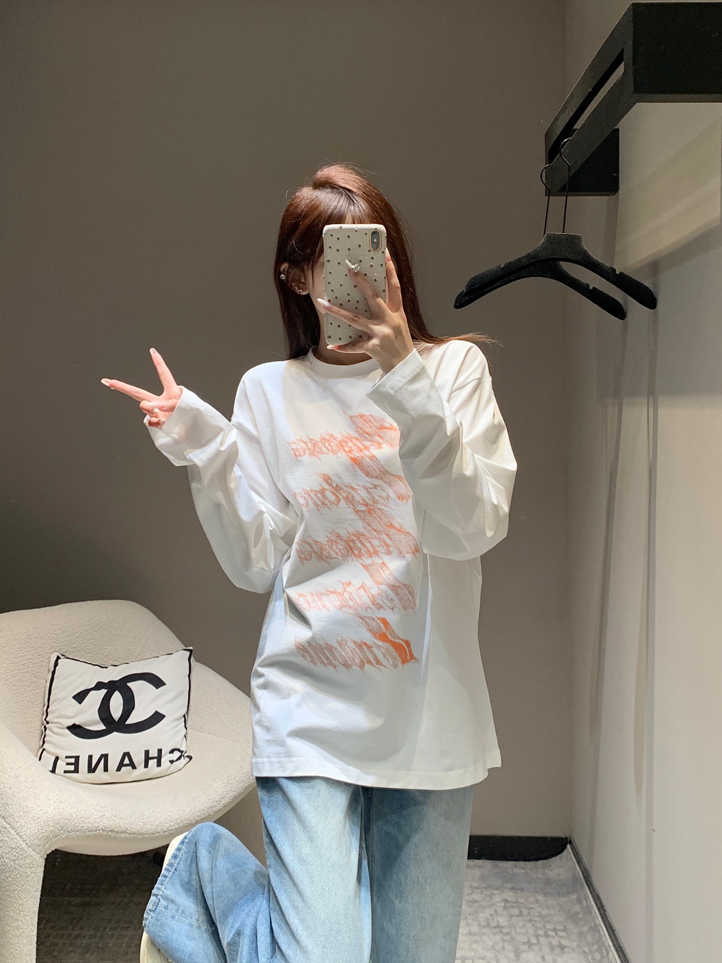NO:298931,We11d*ne 25ss early spring new style letter printed round neck long-sleeved T-shirt丨Exclusive high-end production!  It uses all-cotton fabric, comfortable and breathable upper body, loose fit, slim and versatile upper body, casually matched with jeans and shorts, the upper body is simple and elegant, whether you are going out or commuting to work, it is super stylish~ simple but not without fashion~ skin-friendly pure cotton, soft touch, fashion essential~ on sale in stock S/M/L,, shorts, jeans,tees, t-shirt, alexander wang19860909批 We11d*ne 25ss早春新款 字母印花圆领长袖T恤丨独家高版出品！采用全棉面料,上身舒适透气,宽松版型,上身显瘦百搭,随意搭配牛仔裤短裤,上身简约大气,无论是日常出门还是上班通勤都可以,随意搭配都超有范~简约但不失时尚感~亲肤纯棉 触感柔软 时髦精必备～现货发售 S/M/L,,shorts,jeans,tees，t-shirt,alexander wang,Women's clothing