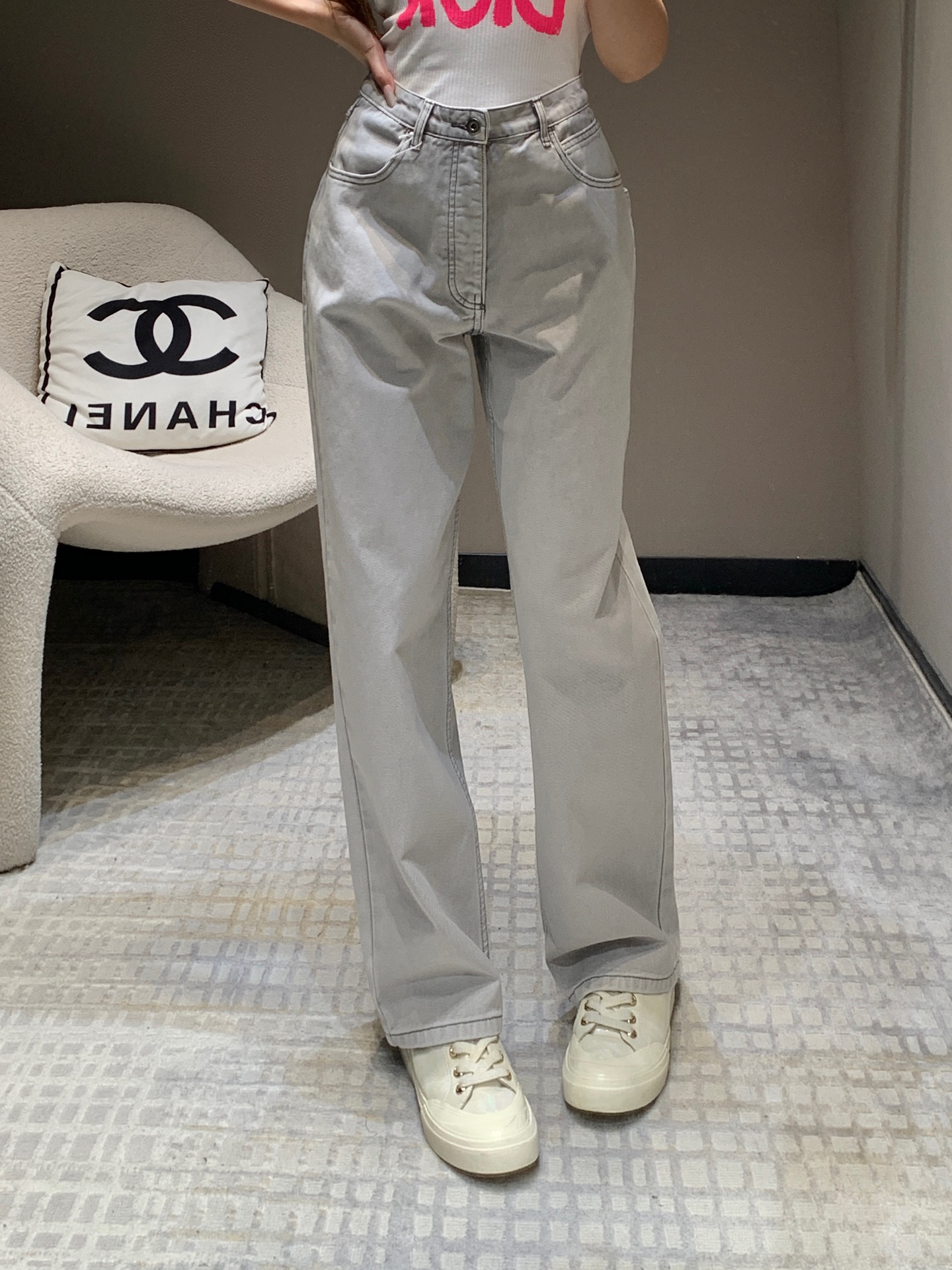 NO:310755,Bottega Ven*ta 25Ss early spring new style light gray green brand jeans | exclusive high-end production!  This one can be worn all year round. The straight-tube style is loose and will not look too loose. It can also effectively cover the flesh. The color is light silver-gray. The real color is really good. It is no problem to match with various tops. It is highly recommended for this versatile product~ S/M/L on sale in stock, bottega veneta, jeans, alexander wang19860909批Bottega Ven*ta 25Ss早春新款 浅灰色绿牌牛仔裤丨独家高版出品！这款一年四季都可以穿 版型直筒版型 偏宽松不会显得过于松垮 还能有效遮盖肉肉 颜色偏浅银灰色的感觉 实物颜色真的好看 搭配各种上衣都没问题 百搭单品极力推荐这款~现货发售S/M/L,,bottega veneta,jeans,alexander wang,Women's clothing