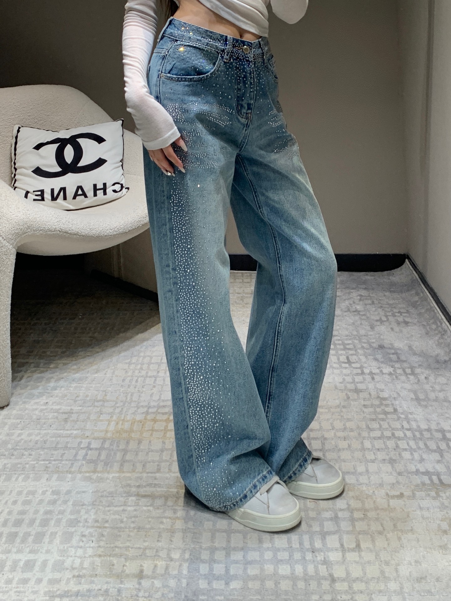 NO:313451,Batch Designer's model 25Ss early spring new model, iron diamond design denim straight-leg pants丨Exclusive high-end production!  Heavy industry diamond ironing process design is exquisite and high-end!  A must-have item for fashionable talent on the street. Whoever wears it will be stylish!  !  The overall style is very beautiful and it is very fashionable no matter how you match it, it is highly recommended to buy it!  Matched with a short top, it becomes a trendy hot girl in seconds. In short, it is fashionable and versatile and easy to wear. It is not a loss to buy it. [OK] S/M/L is available in stock, alexander wang19860909批 设计师款 25Ss早春新款 烫钻设计牛仔直筒裤丨独家高版出品！重工烫钻工艺设计 精致高级！时髦精的出街必备单品 谁穿谁有型！！整体版型特别好看 怎么搭都很洋气强烈推荐入手！搭配小短款上衣 秒变潮流辣妹女孩 总而言之就是时髦百搭又好穿 入手不亏[好的]现货发售S/M/L,,alexander wang,Women's clothing
