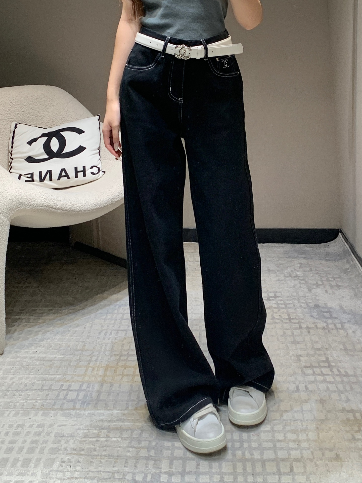 NO:311289,Chane* 25Ss early spring new style, diamond-shaped logo basic belt denim trousers丨Exclusive high-end production!  The texture of the pants is really great, the loose straight pants are just right, the length of the pants stretches the leg lines to create neat and long legs!  It looks very slim, A and cool, everyday match with various tops can easily show a fashionable and powerful look without any leg-striking shape. You can wear all your figures!  Whoever wears it has thin straight and long legs!  It's really easy to wear and it's very popular!  Big recommendation!  Sisters all rushed for me!  S/M/L, Chanel, alexander wang19860909批Chane* 25Ss早春新款 烫钻logo基础款腰带牛仔长裤丨独家高版出品！裤型质感真的绝了宽松直筒裤型 恰好的裤长 拉伸腿部线条 营造利落大长腿！巨显瘦 又A又飒日常搭配各种上衣都能轻松穿出时尚达人感不挑腿型 什么身材通通可以穿！谁穿谁是细直大长腿！ 真的好穿到不行 而且出镜率很高！重磅推荐！姐妹们都给我冲！现货发售S/M/L,,chanel,alexander wang,Women's clothing