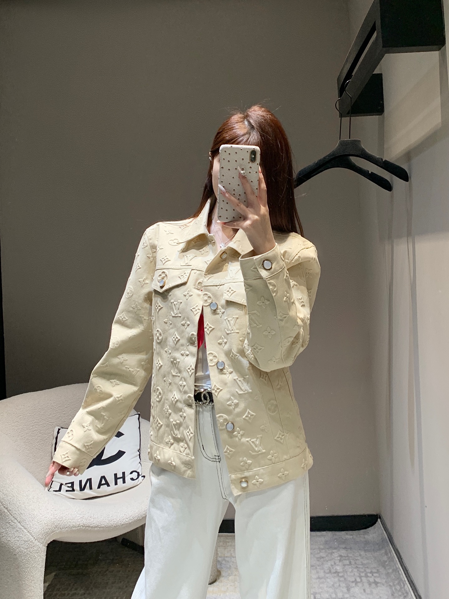 NO:307121,Louis Vuitt*n 25Ss early spring new style letter embossed embossed denim jacket | Exclusive high-end production!  Classic denim lapel design, straight hem design, it is not picky at all. The upper body is stylish, stylish and fashionable [Let me see] The handsome feeling that is fashionable when walking, you must have a place to become a cool girl in the first place!  The top leader in loose-fitting cut and slimming flesh is on sale in stock S/M/L, louis vuitton, jackets & coats, alexander wang19860909批Louis Vuitt*n 25Ss早春新款 字母浮雕压花牛仔外套丨独家高版出品！经典牛仔翻领口设计,直筒下摆设计,完全不挑人穿 上身有型 有范又时髦[让我看看]走路都带风的帅气感必须拥有一席之地上身秒变酷女孩！宽松版型剪裁遮肉显瘦的一把手了现货发售S/M/L,,louis vuitton,jackets & coats,alexander wang,Women's clothing