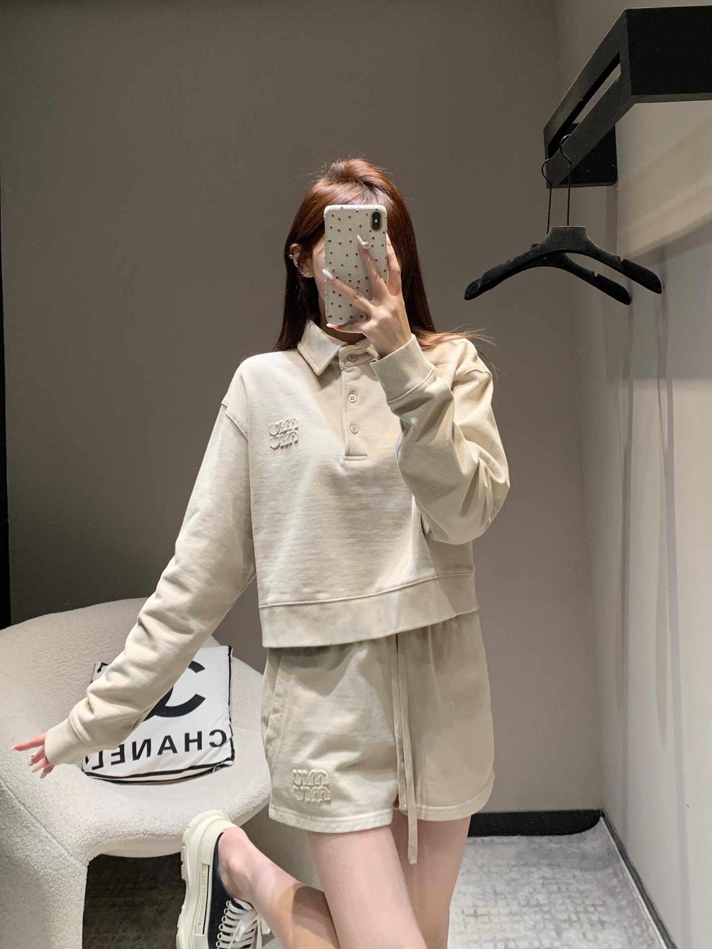 NO:313712,Sweatshirt Miumi* 25Ss early spring new style embroidered logo letters cotton polo sweatshirt   shorts set | Exclusive yb development!  High-end production!  This cotton sports-style Polo shirt combines two different styles, which complement Miu's urban attitude. It is decorated with embroidered logos to add an iconic element. The sports style meets the new cotton sweatshirts, and the ribbed knitted hem evokes vitality. S/M/L is available in stock, Miumiu, hoodie, sweatshirts, shorts, alexander wang19860909卫衣Miumi* 25Ss早春新款 刺绣徽标字母棉质polo运动衫 短裤套装丨独家yb开发！高版出品！这款棉质运动风Polo衫融合两种不同风格,与Miu的都市态度交相辉映.饰以同色调刺绣徽标,增添标识性元素.运动风格邂逅于新款棉质运动衫,罗纹针织下摆唤起活力气息 现货发售S/M/L,,miumiu,hoodie,sweatshirts,shorts,alexander wang,Women's clothing