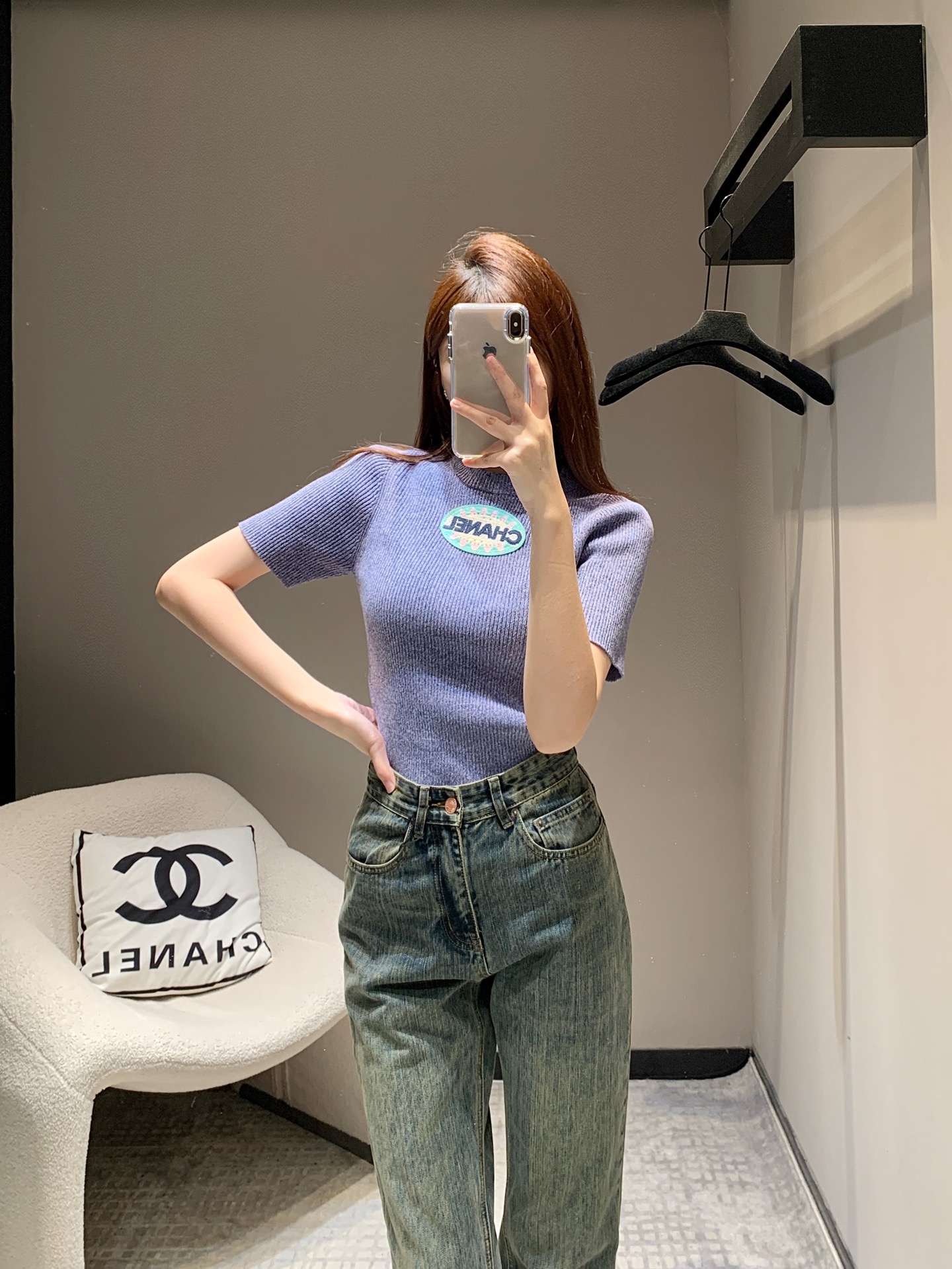 NO:313462,Chane* 25Ss early spring new model, micro-seal slim knitted short-sleeved top丨Exclusive high-end product!  There is obvious plush material texture and more weight. Round neck knitted short-sleeved cut. Three-dimensional edging and large body are different in directions, forming a sense of layering. The letters on the chest are embroidered and crochet decoration. Low brightness bright color retro style is strong. The slim fit style highlights the figure. Playful and age-reducing whiteness. The versatile style does not pick the age-based skin tone. S/M/L, chanel, T-shirt, alexander wang.19860909批Chane* 25Ss早春新款 微章修身针织短袖上衣丨独家高版出品！有明显毛绒料质感更显份量 圆领针织短袖裁剪 立体包边与大身走向相异 形成层次感 胸前字母徽标刺绣钩花装饰 低明度亮色复古风格强烈 修身版型突显身材 俏皮减龄显白 百搭款式不挑年龄肤色 现货发售S/M/L,,chanel,T-shirt,alexander wang,Women's clothing