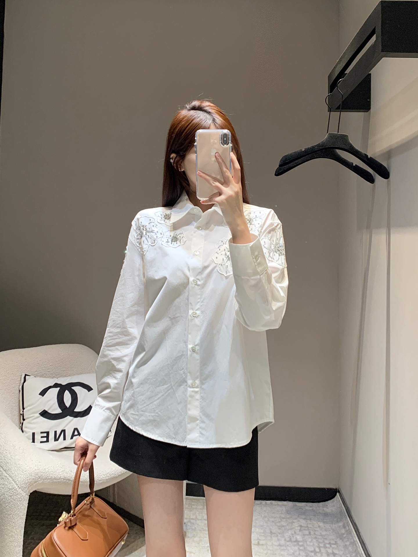 NO:313721,25Ss early spring new style, three-dimensional embroidered beaded flower long-sleeved shirt丨Exclusive high-end production!  Shirts are really an essential item in the wardrobe!  Excellent texture. A versatile item that can be salty or sweet on the upper body. It is very versatile whether worn alone or as a sunscreen. It is super versatile!  The overall oversize style is very inclusive, the spare is very good and not picky about the figure. The style is randomly switched. The trendy people must buy. S/M/L is available in stock, versace,shirts,alexander wang1986090925Ss早春新款 立体绣花钉珠花朵长袖衬衫丨独家高版出品！衬衣真的是衣柜必不可少的单品！质感绝佳 上身可盐可甜的百搭单品,无论单穿还是作为防晒外搭都很可 超级百搭！整体oversize版型很包容 余量很大不挑身材 风格随意切换 潮人必入 现货发售S/M/L,,versace,shirts,alexander wang,Women's clothing