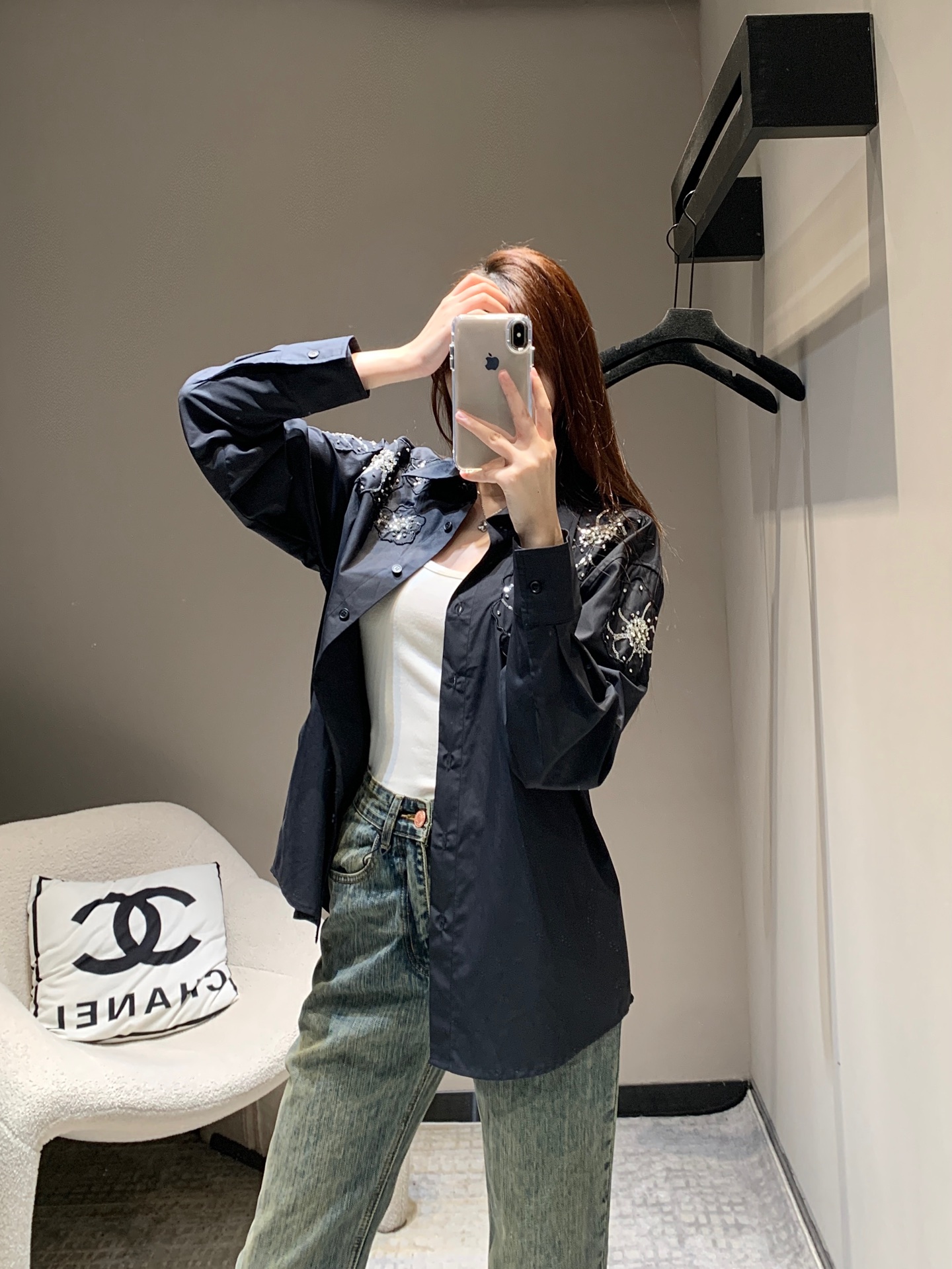 NO:313727,25Ss early spring new style, three-dimensional embroidered beaded flower long-sleeved shirt丨Exclusive high-end production!  Shirts are really an essential item in the wardrobe!  Excellent texture. A versatile item that can be salty or sweet on the upper body. It is very versatile whether worn alone or as a sunscreen. It is super versatile!  The overall oversize style is very inclusive, the spare is very good and not picky about the figure. The style is randomly switched. The trendy people must buy. S/M/L is available in stock, versace,shirts,alexander wang1986090925Ss早春新款 立体绣花钉珠花朵长袖衬衫丨独家高版出品！衬衣真的是衣柜必不可少的单品！质感绝佳 上身可盐可甜的百搭单品,无论单穿还是作为防晒外搭都很可 超级百搭！整体oversize版型很包容 余量很大不挑身材 风格随意切换 潮人必入 现货发售S/M/L,,versace,shirts,alexander wang,Women's clothing