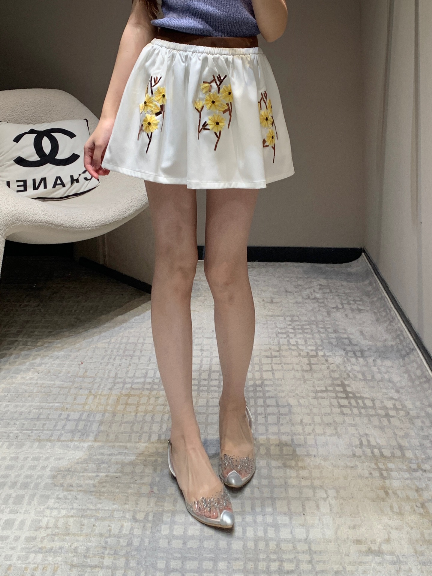 NO:313706,25Ss early spring new style, sequin flower decorative rubber waist short skirt and pants | Exclusive high-end production!  Super slim and very friendly to Jimei with wide hips!  The shorts on the back prevent exposure, which is really a versatile item with full details and design!  It's so nice to have a fashionable feeling!  The advanced aura is easy to grasp [666] The workmanship is really great. The A-shaped style is not picky at all, making you look slim and tall!  The high-waisted upper body is immediately elongated!  Fashion items that cannot be rejected, the customized fabric has a super texture!  A single piece of expensive outfits at a glance is a must-have for sisters!  ~S/M/L, skirts, shorts, alexander wang1986090925Ss早春新款 亮片花朵装饰橡筋腰短款裙裤丨独家高版出品！超级显瘦 对于胯宽的集美非常友好！后面短裤又防止走光,真的是细节和设计感都满分的百搭单品！时髦感满满上身太nice了！高级气场轻松拿捏[666]做工真的超级赞 A字形版型完全不挑人 显瘦显高！高腰的设计上身立马拉长身型 ！无法拒绝的时尚单品,定制面料质感超绝！一眼贵的穿搭单片,姐妹们必入！～现货发售S/M/L,,skirts,shorts,alexander wang,Women's clothing