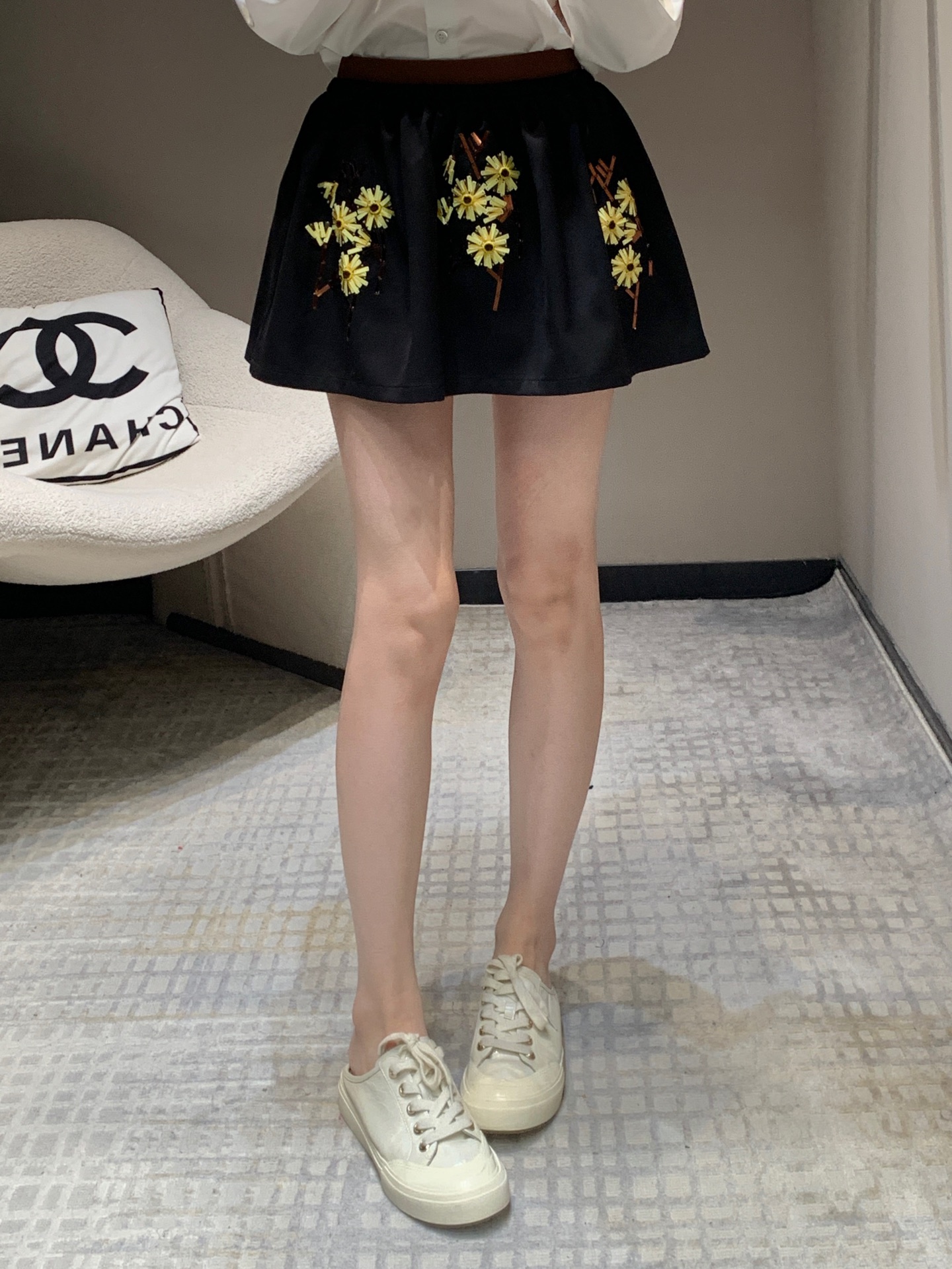 NO:313729,25Ss early spring new style, sequin flower decorative rubber waist short skirt and pants | Exclusive high-end production!  Super slim and very friendly to Jimei with wide hips!  The shorts on the back prevent exposure, which is really a versatile item with full details and design!  It's so nice to have a fashionable feeling!  The advanced aura is easy to grasp [666] The workmanship is really great. The A-shaped style is not picky at all, making you look slim and tall!  The high-waisted upper body is immediately elongated!  Fashion items that cannot be rejected, the customized fabric has a super texture!  A single piece of expensive outfits at a glance is a must-have for sisters!  ~S/M/L, skirts, shorts, alexander wang1986090925Ss早春新款 亮片花朵装饰橡筋腰短款裙裤丨独家高版出品！超级显瘦 对于胯宽的集美非常友好！后面短裤又防止走光,真的是细节和设计感都满分的百搭单品！时髦感满满上身太nice了！高级气场轻松拿捏[666]做工真的超级赞 A字形版型完全不挑人 显瘦显高！高腰的设计上身立马拉长身型 ！无法拒绝的时尚单品,定制面料质感超绝！一眼贵的穿搭单片,姐妹们必入！～现货发售S/M/L,,skirts,shorts,alexander wang,Women's clothing