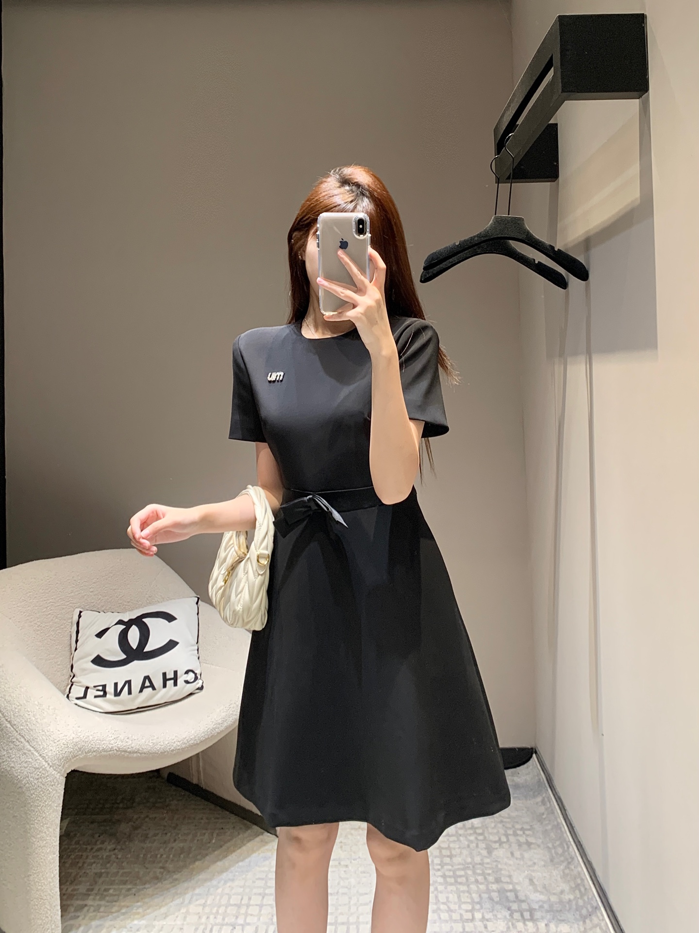 NO:313722,Miumi* 25Ss early spring new style letter brooch decorative bow short-sleeved dress 丨Exclusive high-end production!  A classic sweet little black skirt, a small black skirt that can be worn on important occasions, with an A-shaped style, which is super friendly to sisters with wide hips!  It's good to wear it alone!  The fabric is of great texture!  S/M/L, miumiu, skirts, T-shirt, brooch, breastpin, alexander wang19860909Miumi* 25Ss早春新款 字母胸针装饰蝴蝶结短袖连衣裙丨独家高版出品！经典款甜美小黑裙,一件搞定重要场合穿搭的小黑裙,A字版型,对胯宽姐妹超级友好！单穿内搭都不错！面料质感超棒！现货发售S/M/L,,miumiu,skirts,T-shirt,brooch，breastpin,alexander wang,Women's clothing