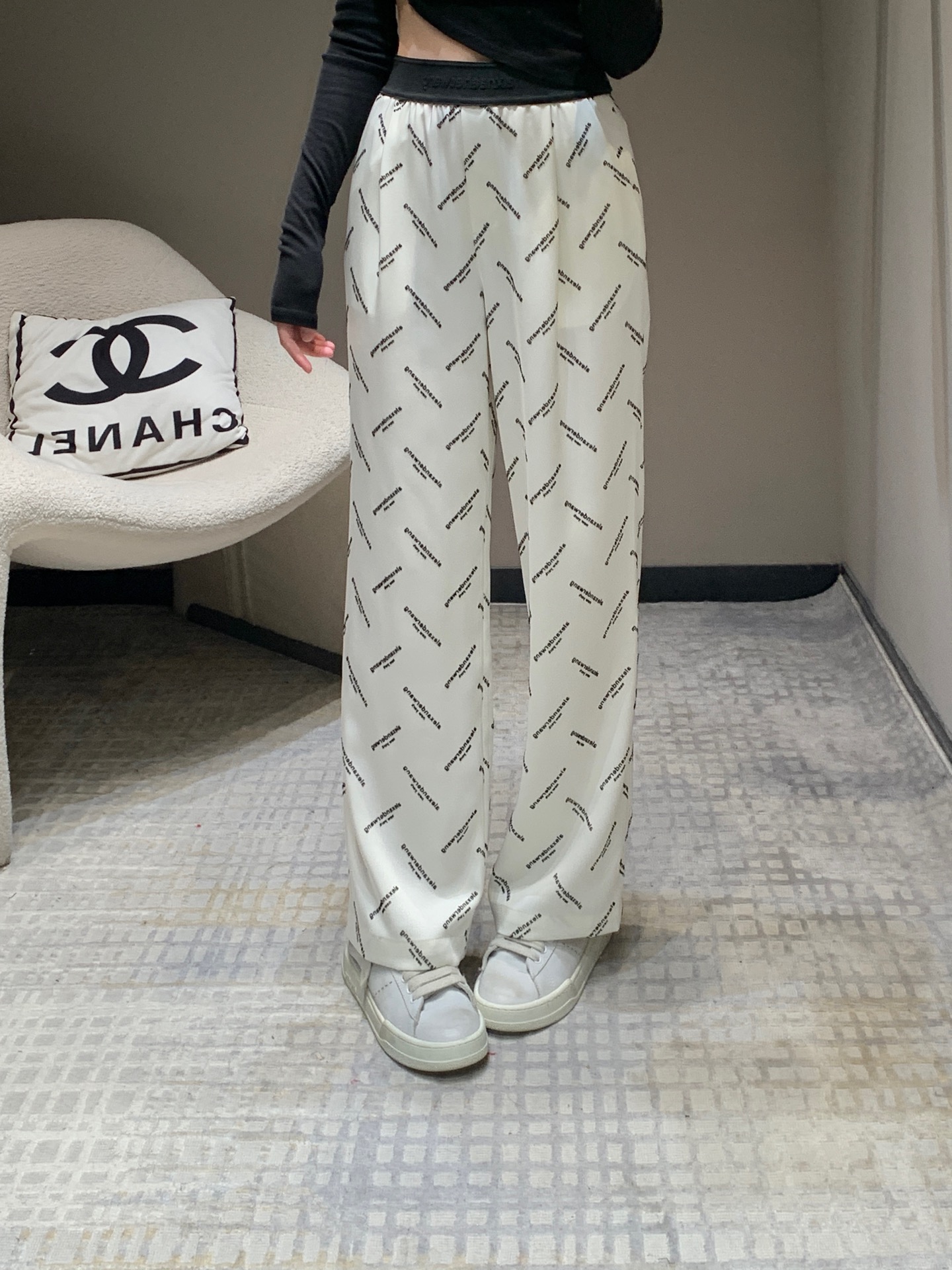 NO:313716,Alexa*der wang 25Ss early spring new style barrage logo flocked printed casual pants | Exclusive high-end production!  The rubber waist is comfortable and inclusive, and it does not pick the body shape to raise the body proportions. The goddess of temperament~ the upper body looks super slim and easy to control. The fabric is draped with texture, breathable and comfortable. The perfect workmanship quality depends on the details. It is strongly kept for your own style!  S/M/L, alexander wang19860909Alexa*der wang 25Ss早春新款 弹幕logo植绒印花休闲裤丨独家高版出品！橡筋腰头舒适包容 不挑身形拉高身材比例 气质女神～上身超级显瘦轻松驾驭 面料垂坠有质感 透气舒适 完美做工品质看细节.强烈自留款！现货发售S/M/L,,alexander wang,Women's clothing