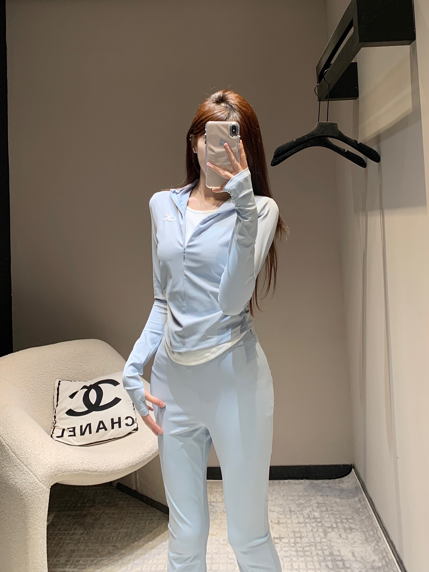 NO:313705,Alo* 25Ss early spring new style letter printing contrasting color fake two-piece top elastic waist slightly flare sports trousers set | Exclusive high-end production!  Sisters who like sports style must take this out!  Very soft and comfortable, and has a crisp texture. It is very shaping the figure and is definitely your best choice!  S/M/L, alexander wang19860909Alo* 25Ss早春新款 字母印花撞色假两件上衣松紧腰微喇运动长裤套装丨独家高版出品！喜欢运动风的姐妹必须这一套带走！非常柔软舒适 而且挺括有质感 非常修饰身材 绝对是你的不二之选！现货发售S/M/L,,alexander wang,Women's clothing