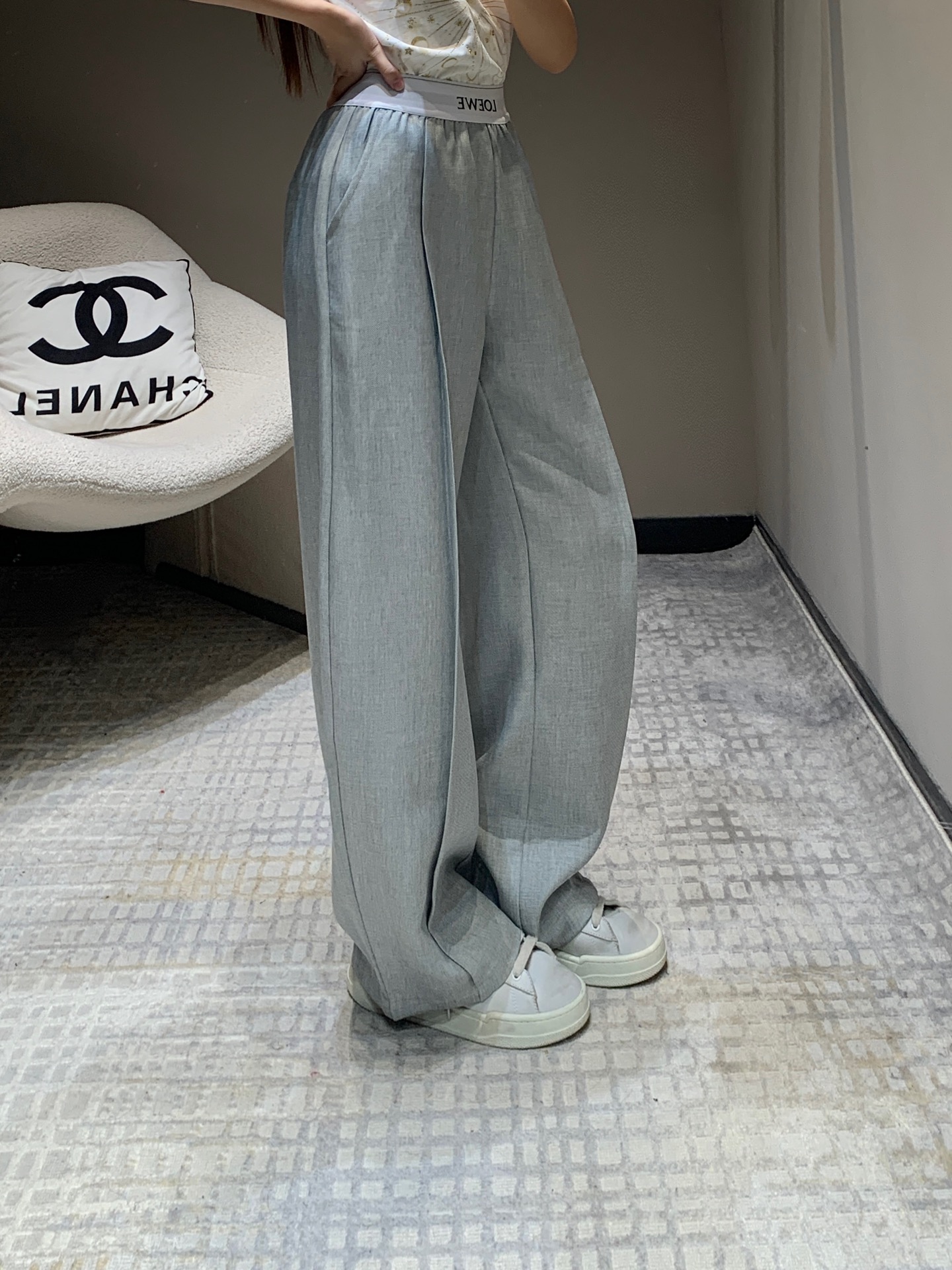 NO:315645,Loew* 25Ss early spring new style letter printed threaded waist casual trousers | Exclusive high-end production!  Straight wide-leg pants interpret French elegant temperament!  The versatile king in the wardrobe!  Simple combinations can create the casual and fashionable aura of fashion experts!  The upper body lines are neat and clean, and the high-end temperament is absolutely open. The pants are invincible in terms of layout and small details. Sisters are all good-looking for me~ S/M/L on sale in stock, loewe, alexander wang19860909Loew* 25Ss早春新款 字母印花螺纹腰休闲西裤丨独家高版出品！直筒阔腿裤演绎法式优雅气质！衣柜里的百搭王！简单搭配都能穿出时尚达人随意又时髦的气场！上身线条利落干净,高级气质绝对开挂 裤子无论是版型设计还是小细节上都无敌好看姐妹们都给我冲～现货发售S/M/L,,loewe,alexander wang,Women's clothing