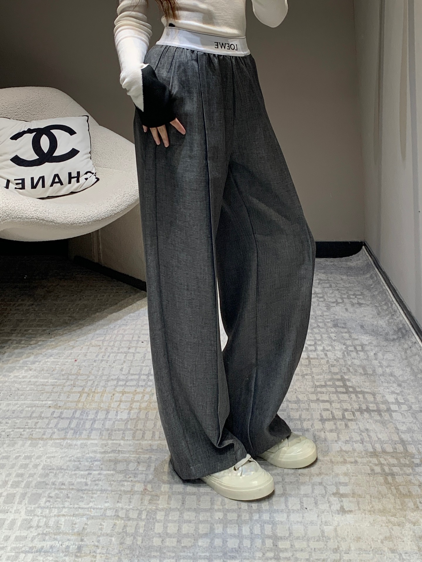 NO:315640,Loew* 25Ss early spring new style letter printed threaded waist casual trousers | Exclusive high-end production!  Straight wide-leg pants interpret French elegant temperament!  The versatile king in the wardrobe!  Simple combinations can create the casual and fashionable aura of fashion experts!  The upper body lines are neat and clean, and the high-end temperament is absolutely open. The pants are invincible in terms of layout and small details. Sisters are all good-looking for me~ S/M/L on sale in stock, loewe, alexander wang19860909批 Loew* 25Ss早春新款 字母印花螺纹腰休闲西裤丨独家高版出品！直筒阔腿裤演绎法式优雅气质！衣柜里的百搭王！简单搭配都能穿出时尚达人随意又时髦的气场！上身线条利落干净,高级气质绝对开挂 裤子无论是版型设计还是小细节上都无敌好看姐妹们都给我冲～现货发售S/M/L,,loewe,alexander wang,Women's clothing