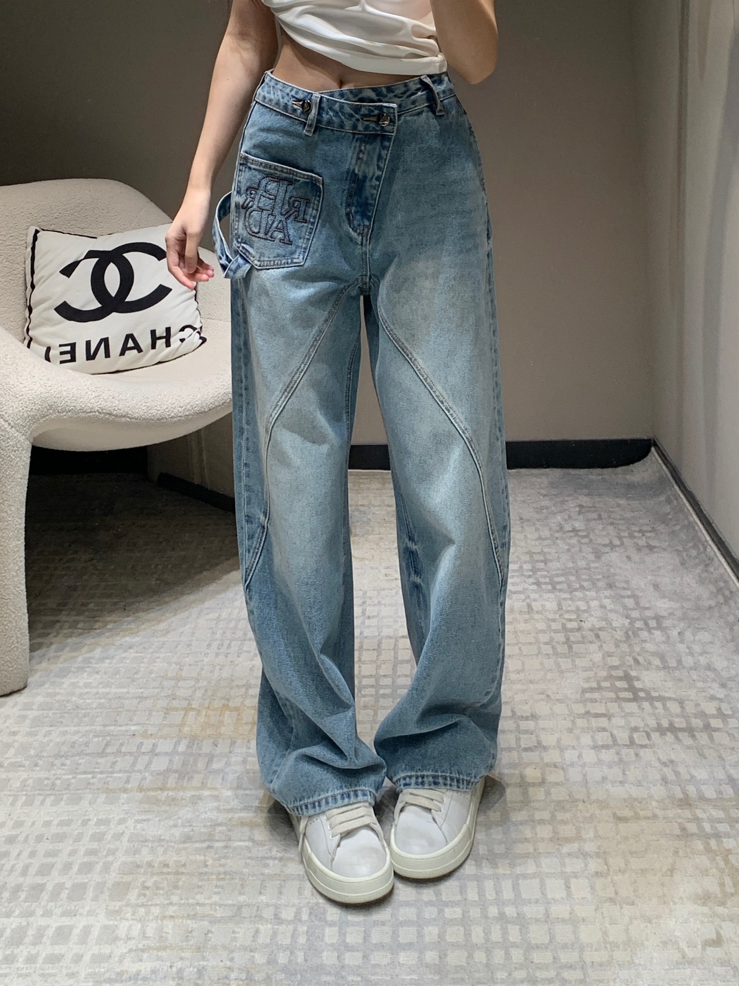 NO:316153,Pra*a 25Ss early spring new style, tool-style oblique buckle gradient embroidered jeans | Exclusive high-end production!  All fashionable people must have one!  The style can be directly conferred a god!  The huge slimness is matched with loose overalls, which is the top leader who covers the flesh and looks slimming. He is both A and cool. Whoever wears it has thin straight and long legs!  Custom fabrics are soft and comfortable. You really need such cool pants!  Sisters, close your eyes!  S/M/L, prada, jeans, alexander wang19860909批Pra*a 25Ss早春新款 工装式斜扣渐变色刺绣牛仔裤丨独家高版出品！时髦人都必须拥有一条！版型直接可以封神！巨显瘦在搭配宽松的工装裤版型就是遮肉显瘦的一把手了 又A又飒 谁穿谁是细直大长腿！定制面料柔软舒适 真的需要这么一件酷酷的裤子啦！姐妹们闭眼入！现货发售 S/M/L,,prada,jeans,alexander wang,Women's clothing