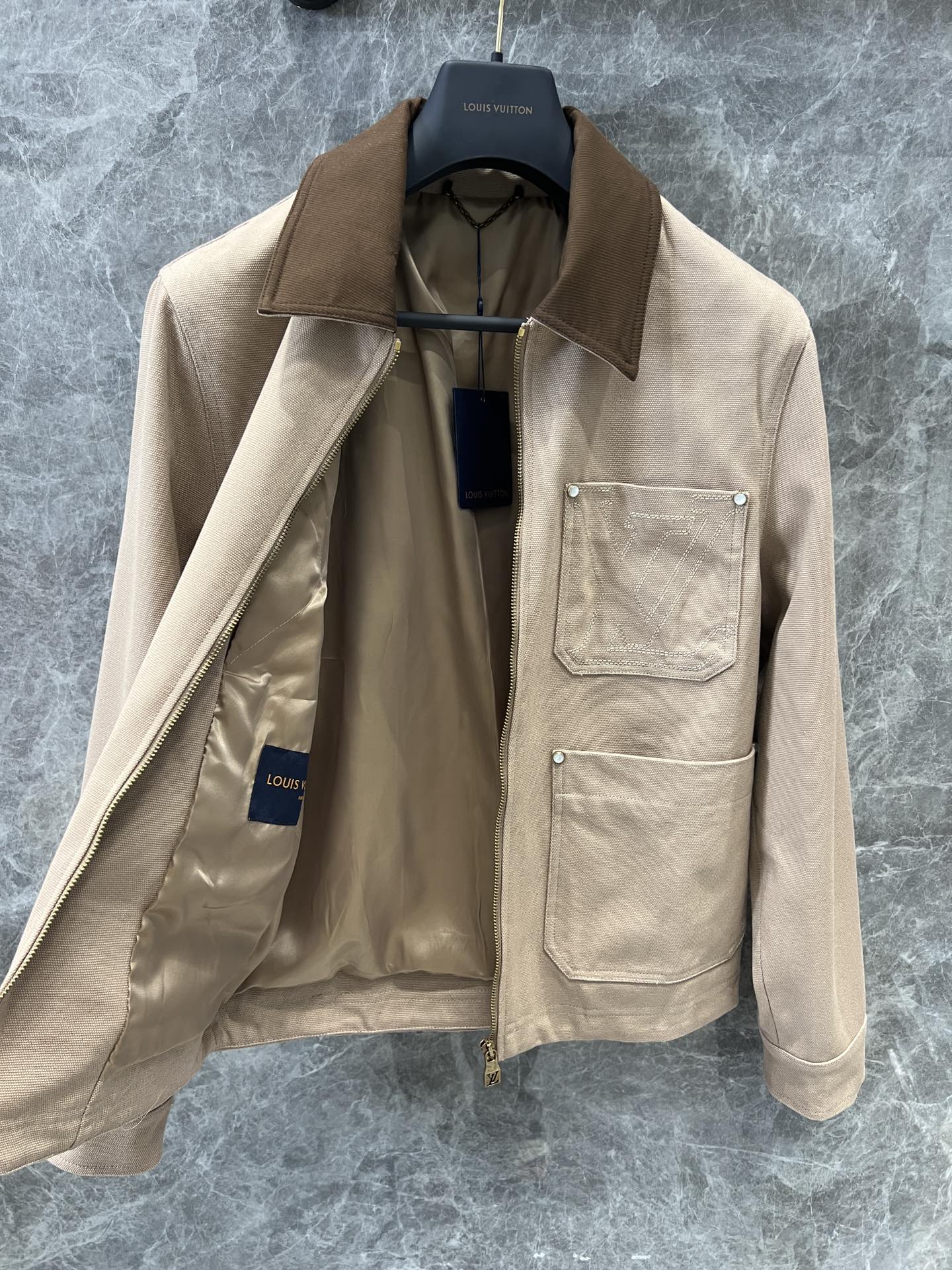 High-Quality Women’s Suit with LV Logo Details for Spring Fashion Collection - 图片 2