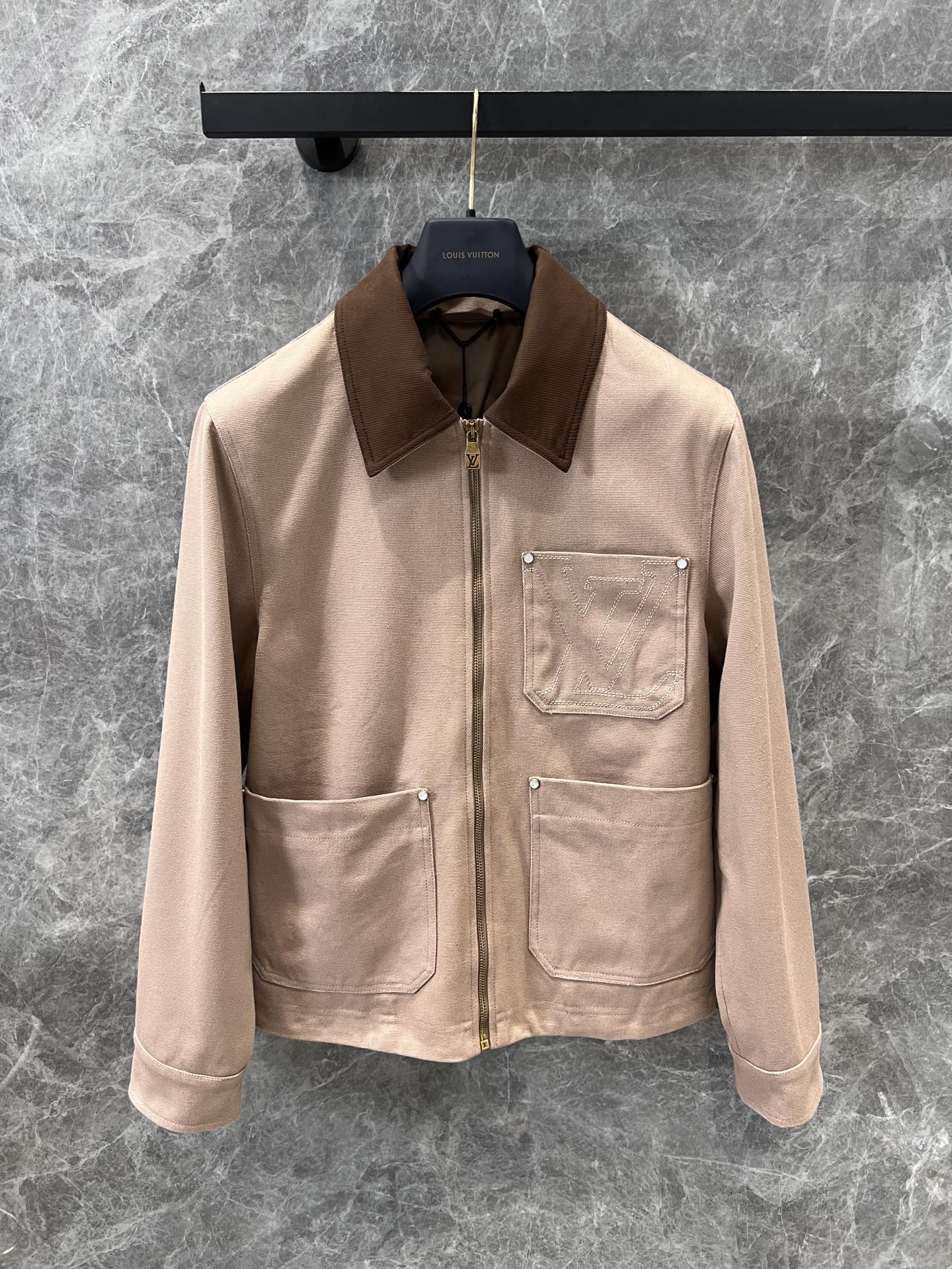 High-Quality Women’s Suit with LV Logo Details for Spring Fashion Collection - 图片 1