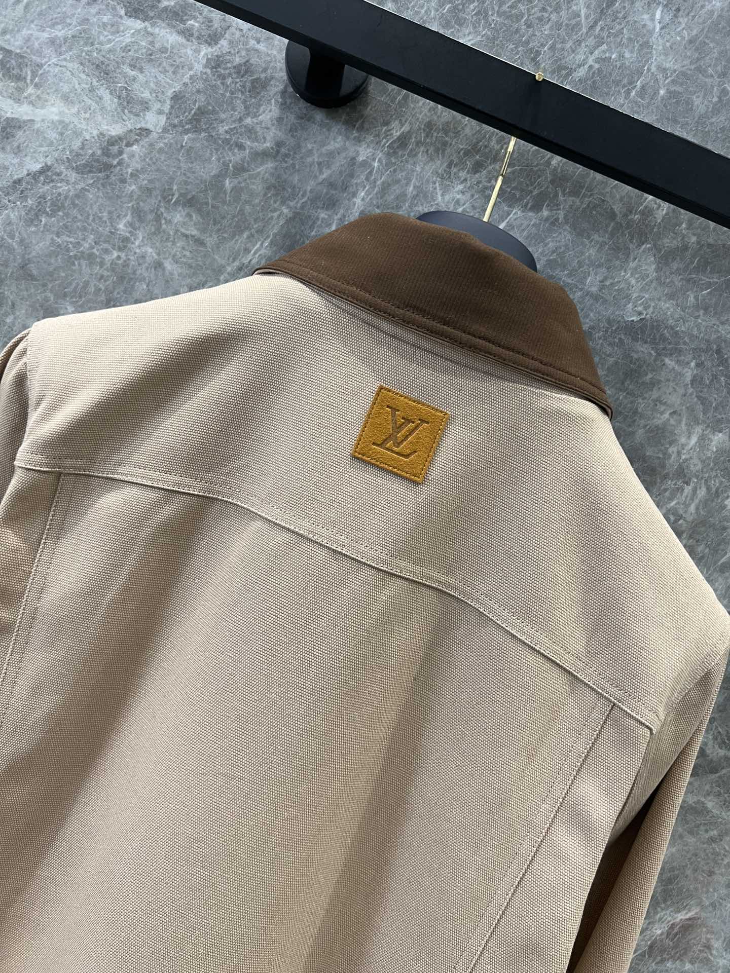High-Quality Women’s Suit with LV Logo Details for Spring Fashion Collection - 图片 5