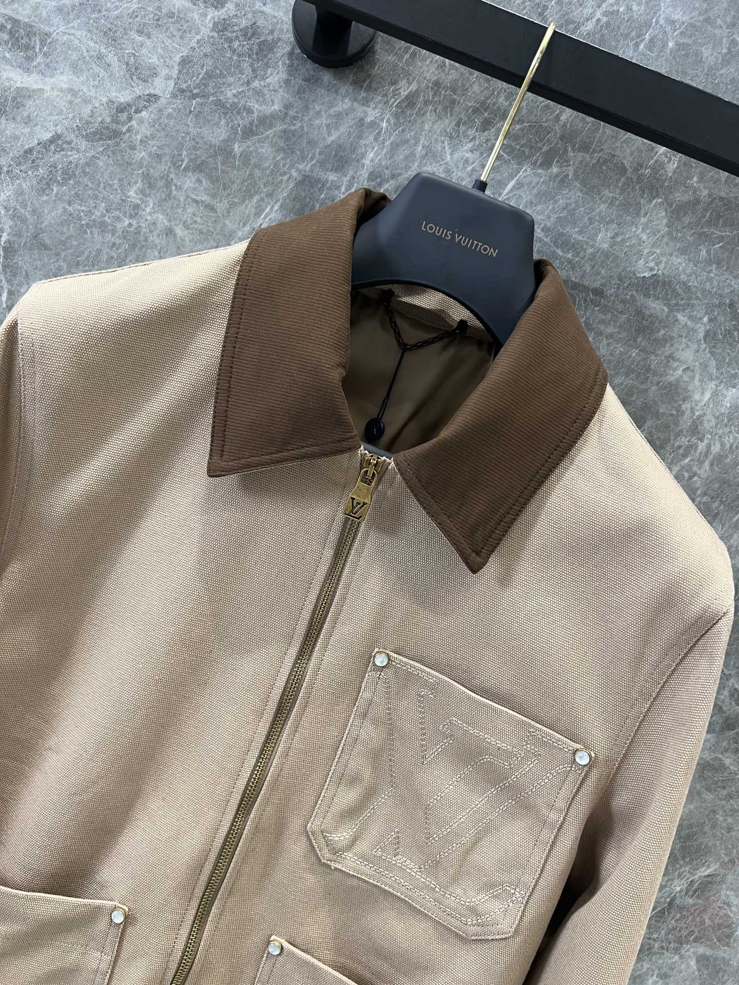 High-Quality Women’s Suit with LV Logo Details for Spring Fashion Collection - 图片 4