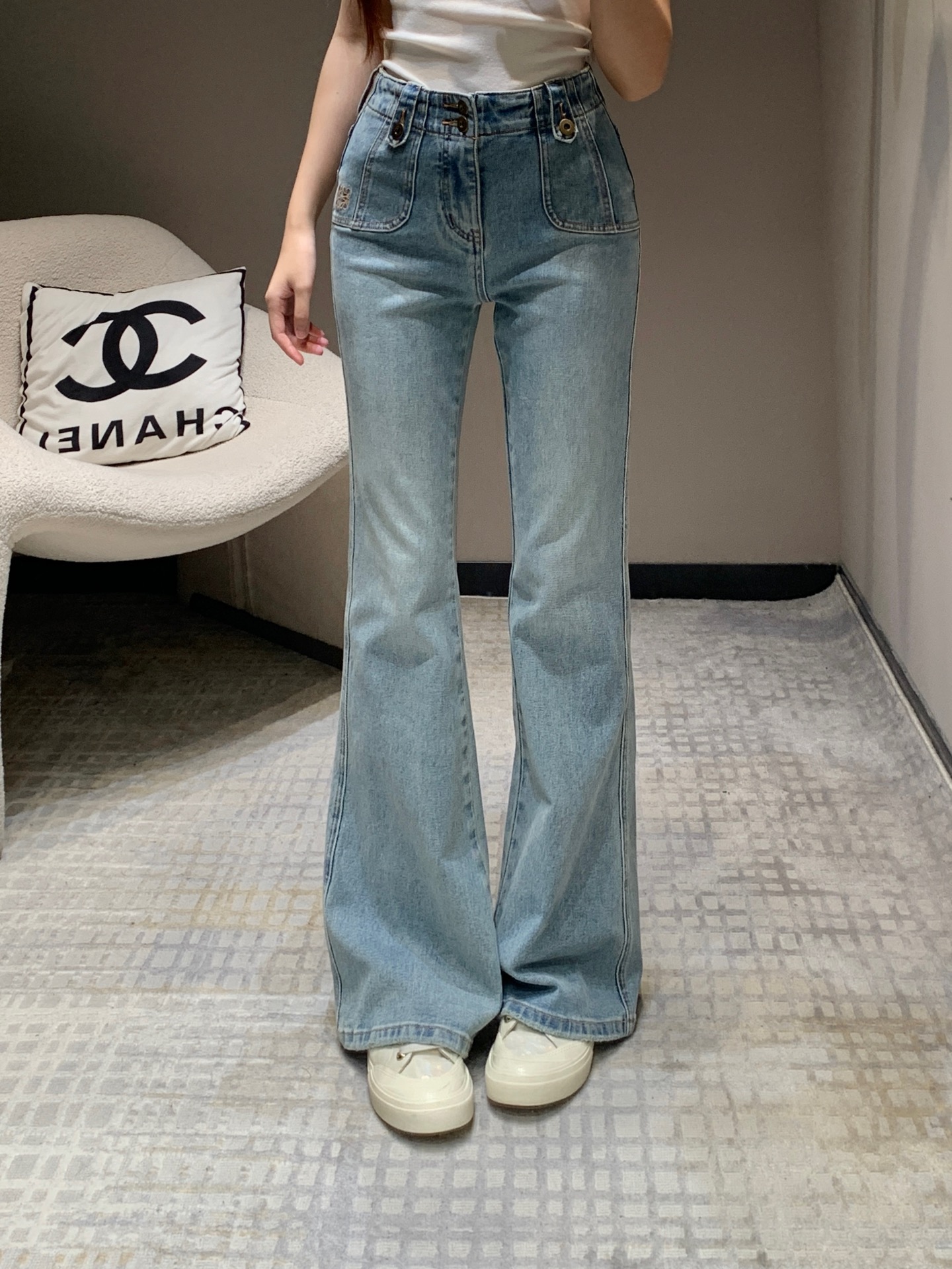 NO:316699,Loew*25Ss early spring new logo embroidered micro-flare jeans | Exclusive high-end production!  It is not only a monotonous to wear classics. High-quality jeans are not only full of details, but also very important in style. They can well modify the leg lines to improve the waistline and make your legs look longer!  A versatile item that looks super slim on the upper body!  Don't miss the big hits. S/M/L on sale in stock, loewe, jeans, alexander wang19860909批 Loew*25Ss早春新款 logo刺绣微喇牛仔裤丨独家高版出品！经典好穿不单调必须人手一条,高品质的牛仔裤不仅细节满满,版型也超重要,很好的修饰腿部线条提高腰线显腿长！上身超级显瘦的百搭单品！千万不要错过大爆款哦现货发售S/M/L,,loewe,jeans,alexander wang,Women's clothing