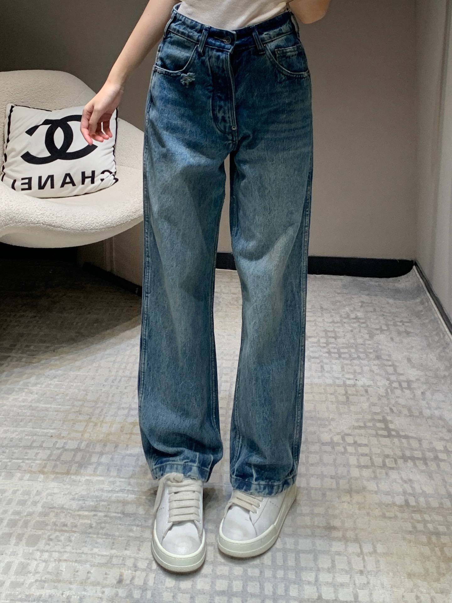 NO:317323,Maison Margi*la 25Ss early spring new MM6 ripped jeans | Exclusive high-end production!  Washed retro colors, the fabric is super comfortable ~ multiple special Italian washes are used to achieve gradient, low saturation, natural washing texture effect, double-sided pocket design, water-washed and worn, and the upper body style is amazing!  S/M/L, Masion Margiela, Jeans, Alexander wang19860909批 MaisonMargi*la 25Ss早春新款 MM6破洞牛仔裤丨独家高版出品！水洗复古颜色 面料超级舒服~采用了多重意大利特殊水洗 达到了渐变 低饱和 自然的水洗纹理效果,双侧口袋设计,水洗磨破,上身版型绝绝子！现货发售S/M/L,,masion margiela,jeans,alexander wang,Women's clothing