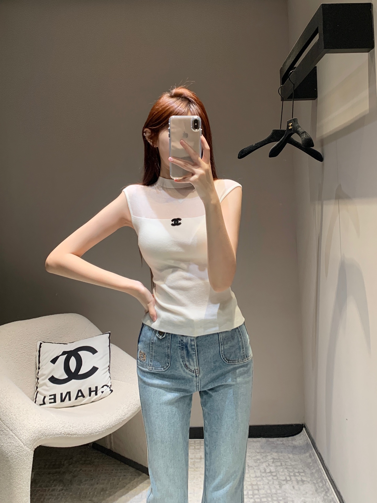 NO:317330,Crack Chane* 25Ss Early Spring New Style Spliced ​​Half-Tree Neck Knitted Vest丨Exclusive High Edition Production!  The organ yarn splicing adds a sense of design, beautiful and playful!  Double logo embellishments are sewn on the chest, simple, fashionable and generous, and highly recognizable!  Perfect workmanship quality depends on the details!  S/M/L, Chanel, alexander wang19860909批 Chane* 25Ss早春新款 拼接半高领针织背心丨独家高版出品！欧根纱拼接增添设计感,唯美又俏皮！胸前缝制双logo点缀,简约时尚大方且辨识度巨高！ 完美做工品质看细节！ 现货发售S/M/L,,chanel,alexander wang,Women's clothing