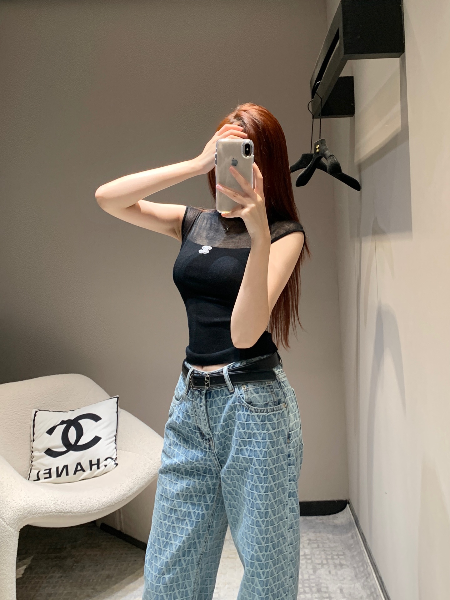 NO:317337,Crack Chane* 25Ss Early Spring New Style Spliced ​​Half-Tree Neck Knitted Vest丨Exclusive High Edition Production!  The organ yarn splicing adds a sense of design, beautiful and playful!  Double logo embellishments are sewn on the chest, simple, fashionable and generous, and highly recognizable!  Perfect workmanship quality depends on the details!  S/M/L, Chanel, alexander wang19860909批 Chane* 25Ss早春新款 拼接半高领针织背心丨独家高版出品！欧根纱拼接增添设计感,唯美又俏皮！胸前缝制双logo点缀,简约时尚大方且辨识度巨高！ 完美做工品质看细节！ 现货发售S/M/L,,chanel,alexander wang,Women's clothing