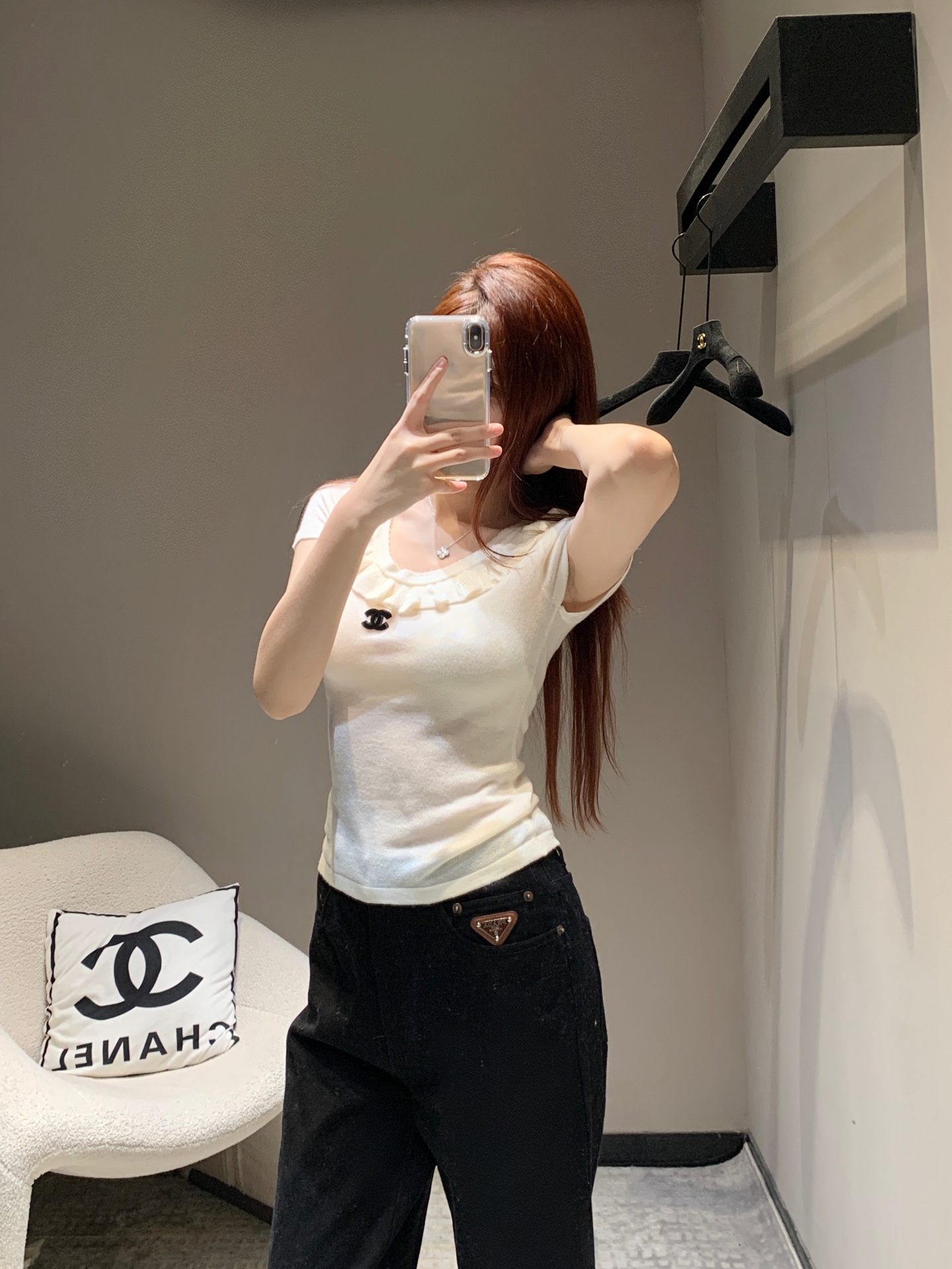 NO:317270,Crack Chane* 25Ss Early Spring New Style Round Neck Wood Ear Ear Slim Knitted Short Sleeve Top丨Exclusive High Edition Production!  The neckline is covered with black ears, which collides with the big body to form a layered feeling. The chest is refreshing. The C logo embroidered hook decoration. The classic black and white and low brightness retro blue style is strong. The slim fit style highlights the figure. Playful and age-reducing whiteness. The versatile style does not pick the age-based skin tone. Matched with skirts and trousers. It is suitable for fashionable and fashionable style. S/M/L, chanel, skirts, T-shirt, alexander wang.19860909批 Chane* 25Ss早春新款 圆领木耳边修身针织短袖上衣丨独家高版出品！领口包边作木耳边处理 与大身碰撞形成层次感 胸前爽C徽标刺绣钩花装饰 经典黑白和低明度复古蓝风格强烈 修身版型突显身材 俏皮减龄显白 百搭款式不挑年龄肤色 搭配裙装裤装 适配时髦洋气风格 现货发售S/M/L,,chanel,skirts,T-shirt,alexander wang,Women's clothing