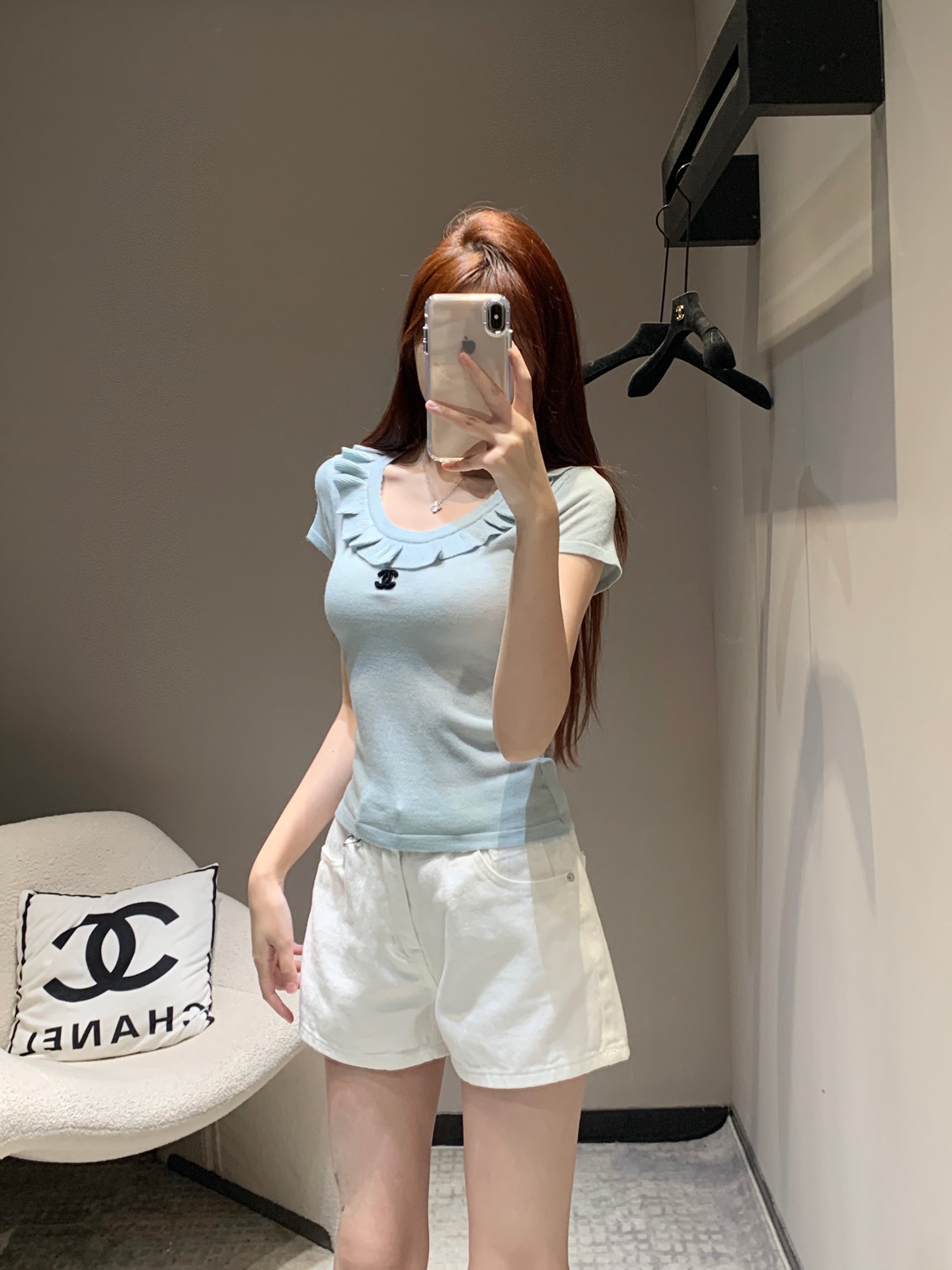 NO:317309,Crack Chane* 25Ss Early Spring New Style Round Neck Wood Ear Ear Slim Knitted Short Sleeve Top丨Exclusive High Edition Production!  The neckline is covered with black ears, which collides with the big body to form a layered feeling. The chest is refreshing. The C logo embroidered hook decoration. The classic black and white and low brightness retro blue style is strong. The slim fit style highlights the figure. Playful and age-reducing whiteness. The versatile style does not pick the age-based skin tone. Matched with skirts and trousers. It is suitable for fashionable and fashionable style. S/M/L, chanel, skirts, T-shirt, alexander wang.19860909批 Chane* 25Ss早春新款 圆领木耳边修身针织短袖上衣丨独家高版出品！领口包边作木耳边处理 与大身碰撞形成层次感 胸前爽C徽标刺绣钩花装饰 经典黑白和低明度复古蓝风格强烈 修身版型突显身材 俏皮减龄显白 百搭款式不挑年龄肤色 搭配裙装裤装 适配时髦洋气风格 现货发售S/M/L,,chanel,skirts,T-shirt,alexander wang,Women's clothing