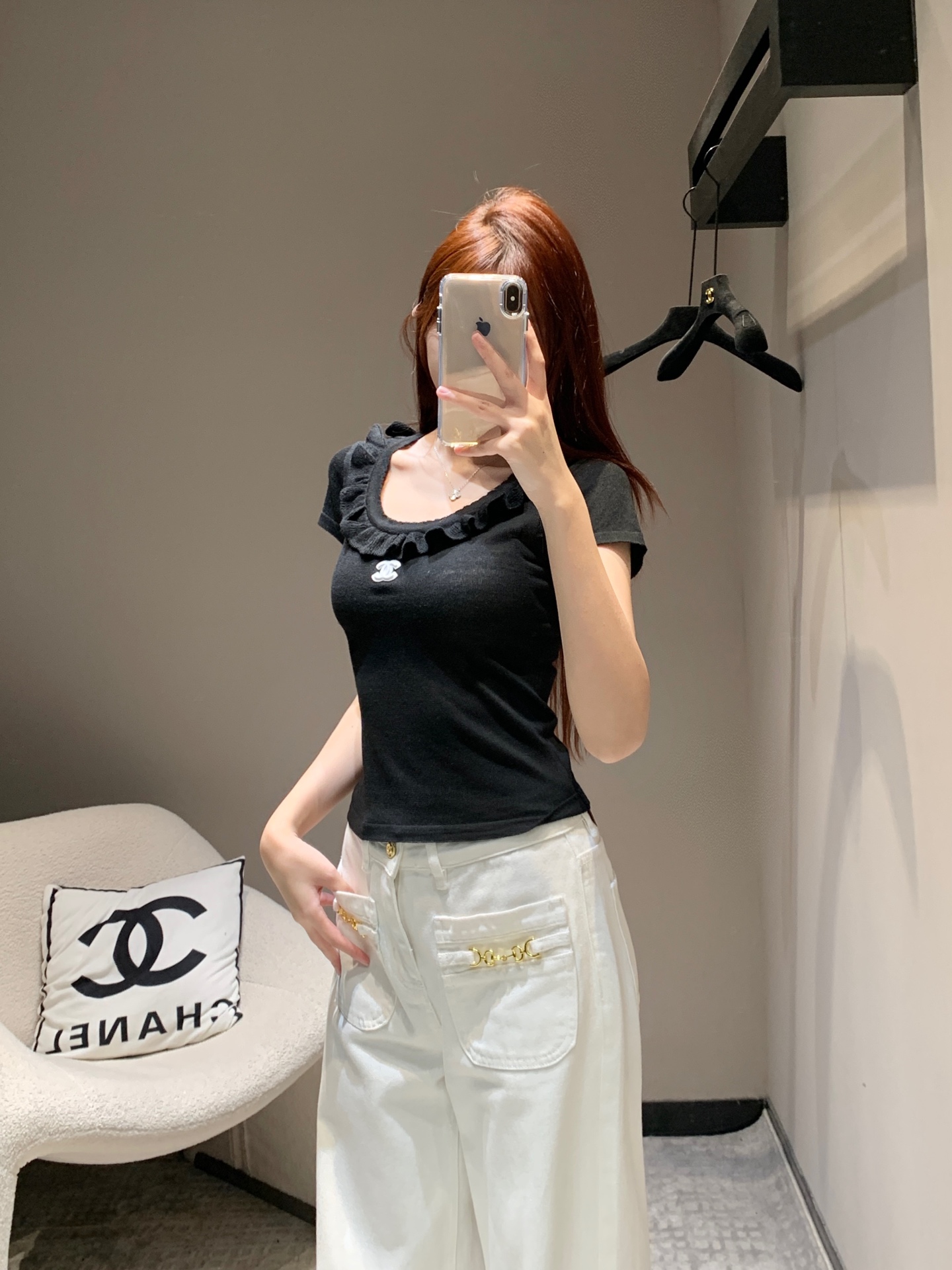 NO:317280,Chane* 25Ss early spring new style round neck wood ear slim knitted short-sleeved top丨Exclusive high-end product!  The neckline is covered with black ears, which collides with the big body to form a layered feeling. The chest is refreshing. The C logo embroidered hook decoration. The classic black and white and low brightness retro blue style is strong. The slim fit style highlights the figure. Playful and age-reducing whiteness. The versatile style does not pick the age-based skin tone. Matched with skirts and trousers. It is suitable for fashionable and fashionable style. S/M/L, chanel, skirts, T-shirt, alexander wang.19860909批Chane* 25Ss早春新款 圆领木耳边修身针织短袖上衣丨独家高版出品！领口包边作木耳边处理 与大身碰撞形成层次感 胸前爽C徽标刺绣钩花装饰 经典黑白和低明度复古蓝风格强烈 修身版型突显身材 俏皮减龄显白 百搭款式不挑年龄肤色 搭配裙装裤装 适配时髦洋气风格 现货发售S/M/L,,chanel,skirts,T-shirt,alexander wang,Women's clothing