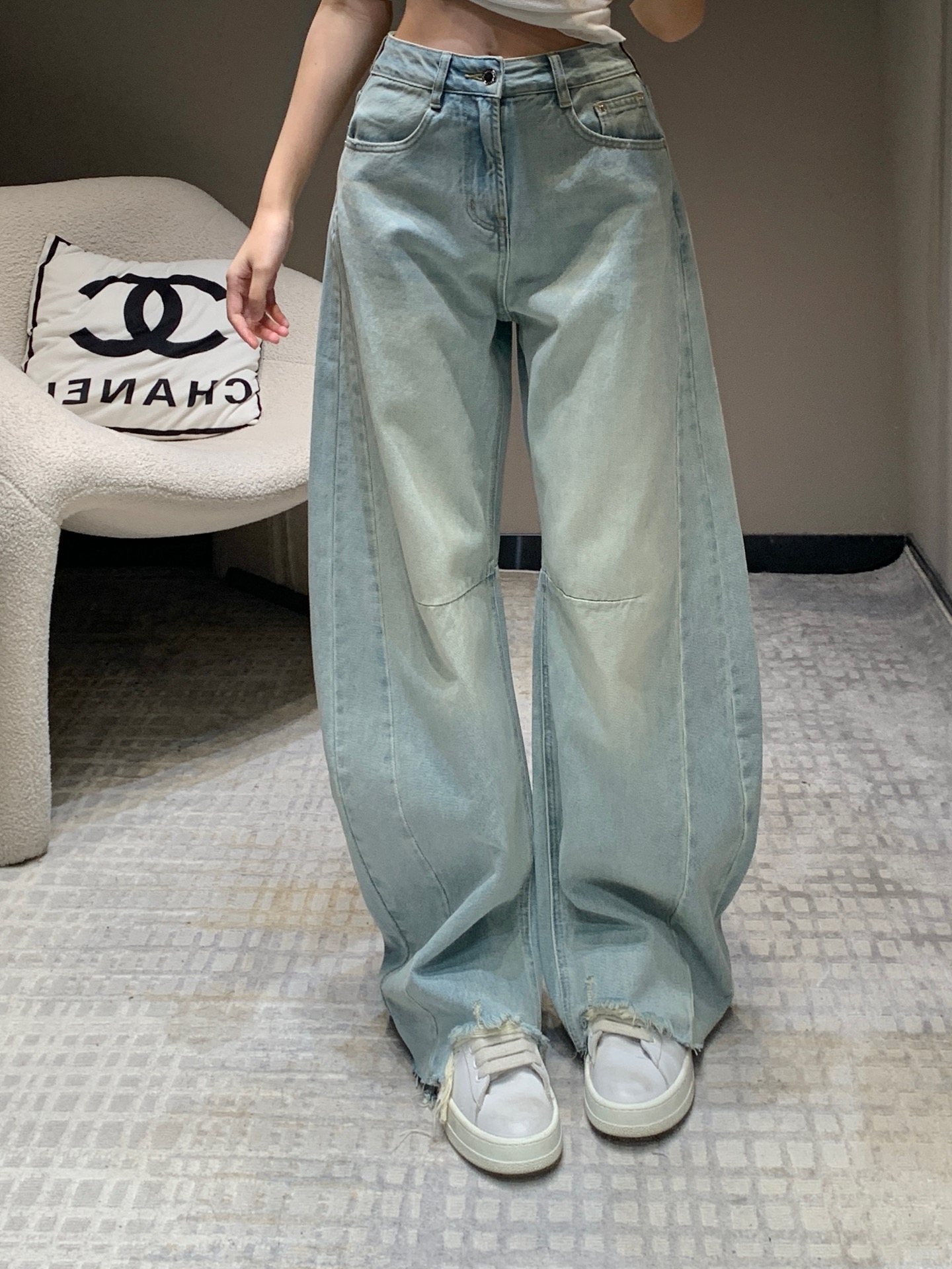 NO:317299,Alexand*r Wang 25Ss early spring new style, back bag letter embossed sickle-style jeans | Exclusive high-end production! 丨Exclusive high-end production!  This kind of pants is also called sickle pants. Banana pants, which have a very good effect in hiding flesh and modifying the legs. Only the pants are visible on the upper body but not the legs!  The overall style is fashionable and fashionable. Just wearing a T-shirt or vest is fashionable and cool girl!  Perfect workmanship quality depends on the details!  S/M/L, jeans,tees,t-shirt,alexander wang19860909批Alexand*r Wang 25Ss早春新款 后袋字母压花镰刀版型牛仔裤丨独家高版出品！丨独家高版出品！这种裤子也叫镰刀裤 香蕉裤,藏肉和修饰腿型效果特别好,上身只见裤型不见腿型！整体风格洋气时髦,随便穿件T恤或背心都是时尚酷girl！完美做工品质看细节！现货发售S/M/L,,jeans,tees，t-shirt,alexander wang,Women's clothing