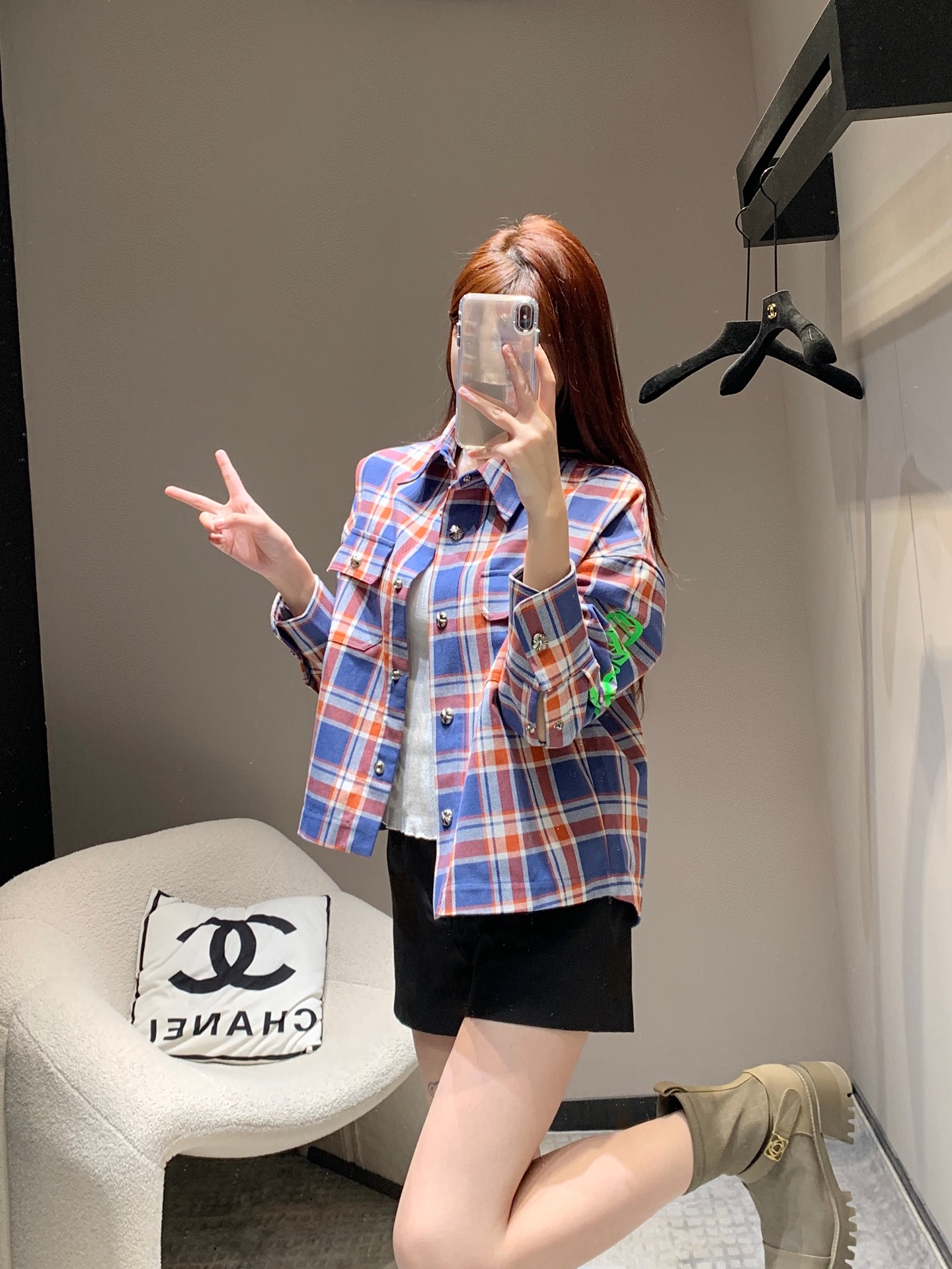 NO:317265,Chrome Hea*ts 25Ss early spring new style striped plaid spliced ​​silver button shirt jacket | Exclusive high-end production!  Use fixed-woven and dyed wool blend fabric. The fabric contains wool ingredients, which are very warm and textured. All the lattices are in line with the car. Each size and every lattice splicing is in line with the same position. It not only costs fabric but also takes time. The details are very exquisite. The perfect workmanship quality depends on the details!  S/M/L, chrome hearts, jackets & coats,shirts,alexander wang19860909批Chrome Hea*ts 25Ss早春新款 条纹格子拼接银扣衬衫外套丨独家高版出品！采用定织定染羊毛混纺面料 面料是含有羊毛成分 保暖性和质感都非常好 格子全部都是对位车线 每个尺码每一处格子拼接处都是对位的 不仅费布料还费工时 细节非常精致 完美做工品质看细节！ 现货发售S/M/L,,chrome hearts,jackets & coats,shirts,alexander wang,Women's clothing