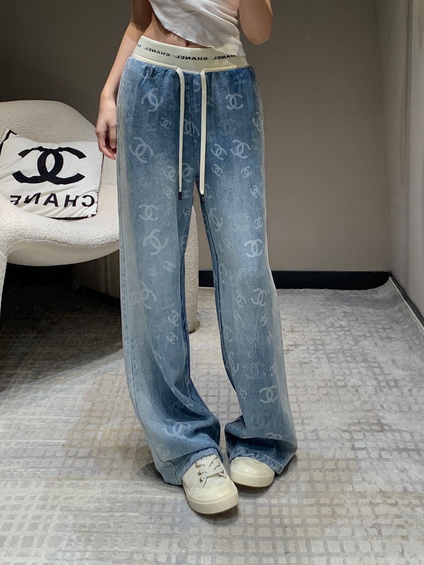 NO:317273,Chane* 25Ss early spring new logo laser printing gradient washing color Tennis jeans | Exclusive high-end production!  The top body is absolutely king jeans. The pants are really textured and not picky. You can wear any body shape!  Whoever wears it has thin straight and long legs!  It's really easy to wear and it's very popular!  Big recommendation!  S/M/L, Chanel, jeans, alexander wang19860909批Chane* 25Ss早春新款 logo激光印花渐变水洗色天丝牛仔裤丨独家高版出品！上身绝对王炸牛仔裤 裤型质感真的绝了不挑腿型 什么身材通通可以穿！谁穿谁是细直大长腿！真的好穿到不行 而且出镜率很高！重磅推荐！现货发售S/M/L,,chanel,jeans,alexander wang,Women's clothing