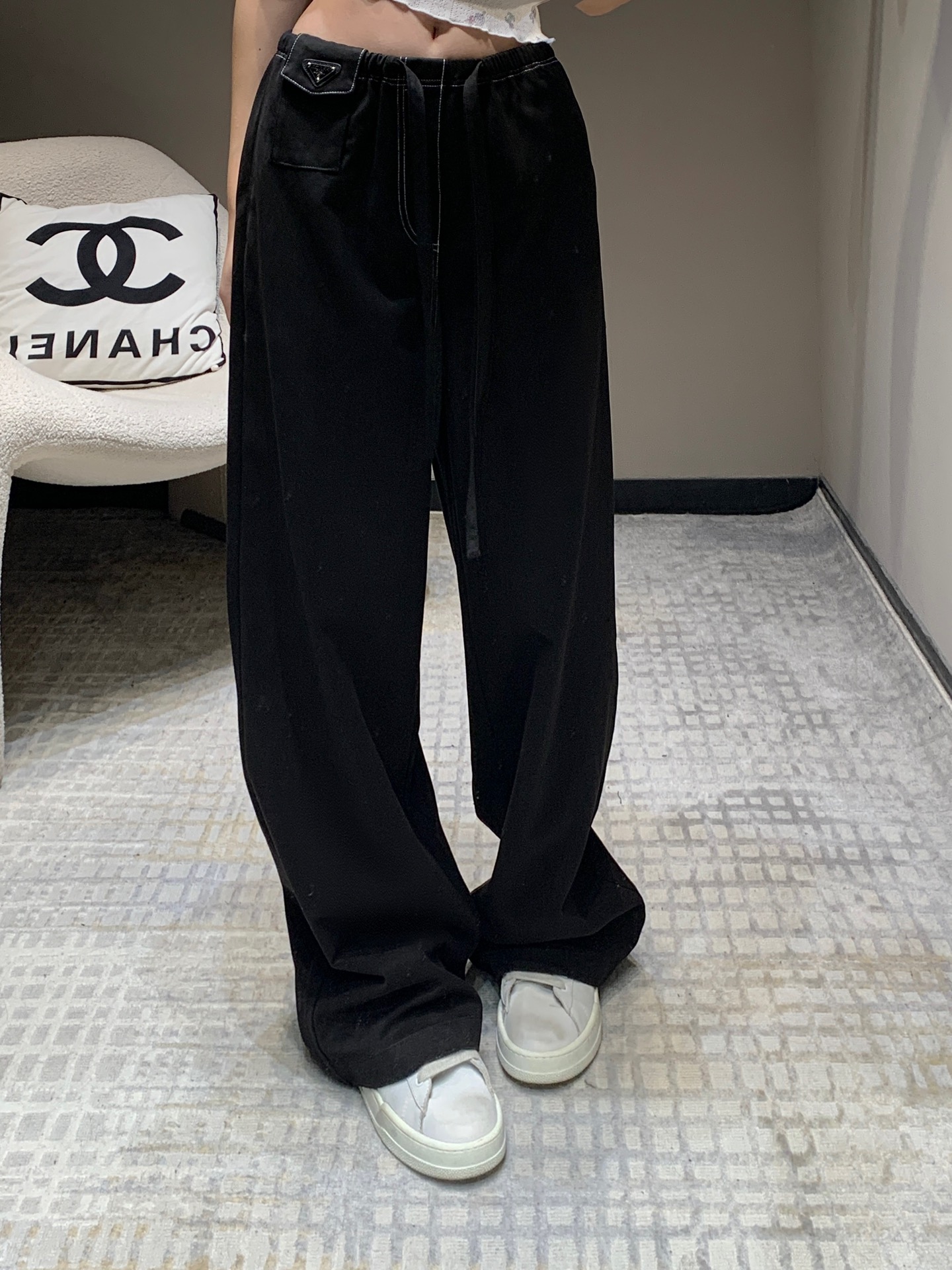 NO:307131,Prad*25 early spring new products, triangle decorative drawstring Tennis casual pants | Exclusive high-end production!  A must-have item when going out. Whoever wears it will be stylish!  !  The overall style is very beautiful and it is very fashionable no matter how you match it, it is highly recommended to buy it!  Matching with a short top, it becomes a trendy hot girl in seconds. In short, it is fashionable and versatile and easy to wear. It is not a loss to buy it. [OK] S/M/L on spot, prada, alexander wang19860909批Prad*25早春新品 三角标装饰抽绳天丝休闲裤丨独家高版出品！出街必备单品 谁穿谁有型！！整体版型特别好看 怎么搭都很洋气强烈推荐入手！搭配小短款上衣 秒变潮流辣妹女孩 总而言之就是时髦百搭又好穿 入手不亏[好的]现货发售S/M/L,,prada,alexander wang,Women's clothing