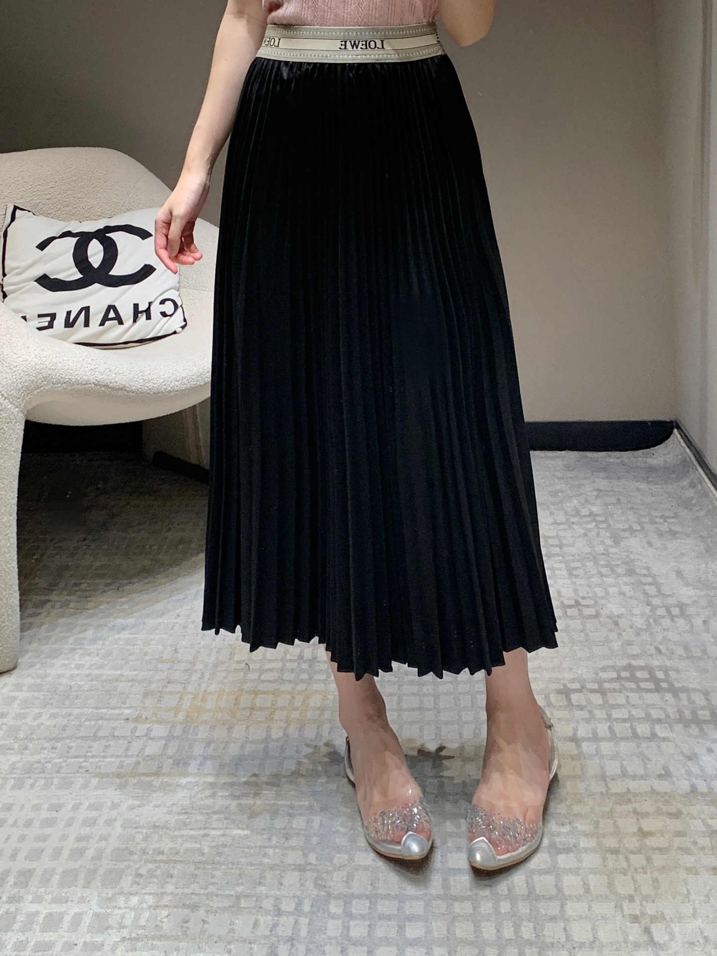 NO:307162,Loew* 25Ss early spring new logo webbing spliced ​​pleated long skirt丨Exclusive high-end production!  A-shaped pleated skirt, hides flesh and makes you look thin, and makes you look long legs. The fabric is hanging down and not wrinkled easily. Light and flowing. The irregular tailoring design of the hem is full of brand charm. A pleated skirt is matched with all the tops in the wardrobe. Easy to have a fashionable temperament. S/M/L is available in stock, loewe, skirts, alexander wang19860909批 Loew* 25Ss早春新款 logo织带拼接百褶长款半裙丨独家高版出品！A字型百褶半裙 藏肉显瘦 特显腿长 面料顺垂不易皱 轻盈飘逸 下摆不规则的剪裁设计感十足 彰显品牌魅力 一条百褶裙搭配衣柜里所有上衣 轻松拥有时髦的气质 现货发售S/M/L,,loewe,skirts,alexander wang,Women's clothing
