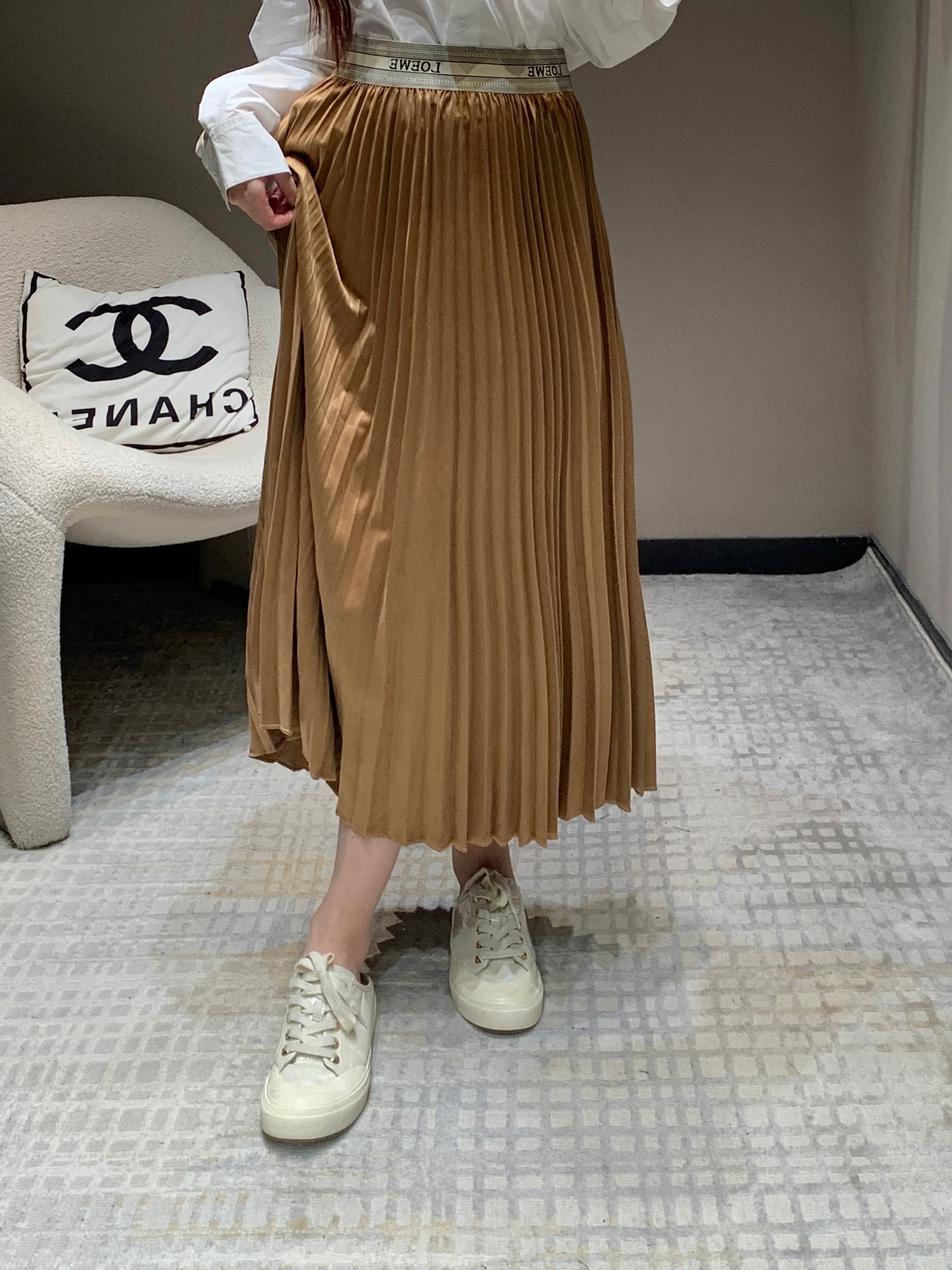 NO:307139,Loew* 25Ss early spring new logo webbing spliced ​​pleated long skirt丨Exclusive high-end production!  A-shaped pleated skirt, hides flesh and makes you look thin, and makes you look long legs. The fabric is hanging down and not wrinkled easily. Light and flowing. The irregular tailoring design of the hem is full of brand charm. A pleated skirt is matched with all the tops in the wardrobe. Easy to have a fashionable temperament. S/M/L is available in stock, loewe, skirts, alexander wang19860909批Loew* 25Ss早春新款 logo织带拼接百褶长款半裙丨独家高版出品！A字型百褶半裙 藏肉显瘦 特显腿长 面料顺垂不易皱 轻盈飘逸 下摆不规则的剪裁设计感十足 彰显品牌魅力 一条百褶裙搭配衣柜里所有上衣 轻松拥有时髦的气质 现货发售S/M/L,,loewe,skirts,alexander wang,Women's clothing