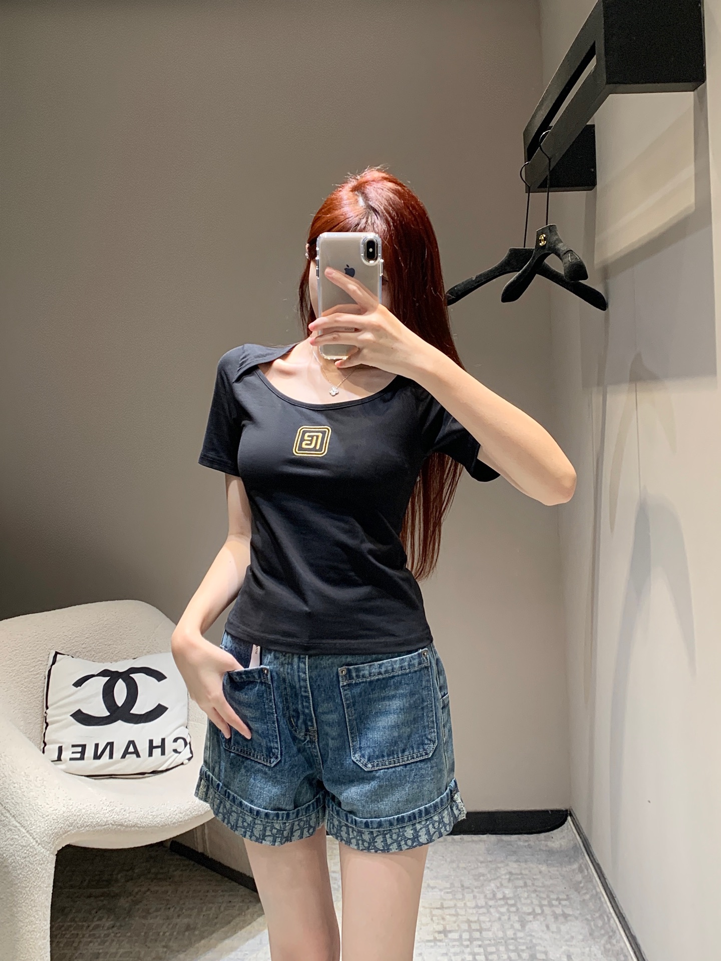 NO:321209,Balm*in 25Ss early spring new style textured embroidered logo special neck short-sleeved T-shirt | Exclusive high-end production!  Very short-sleeved sleeves that can't be taken off!  The fabric that is close to the body, comfort and practical wear are both rare. It is simple and high-end. It can easily make you look unique and amazing. It is simply perfect for girls of all figures. It is super body proportions. Customized fabrics are very comfortable and simple, high-end and tasteful!  Sisters!  Bounce it all for me!  S/M/L, balmain, T-shirt,tees, t-shirt,alexander wang19860909批 Balm*in 25Ss早春新款 纹理刺绣徽标特色领短袖T恤丨独家高版出品！好穿到脱不下来的短袖！贴身不紧绷的面料、舒适度与实穿性双双在线太难得了简约又不失高级感 轻轻松松就能让你颜值开挂独特且爆赞的裁剪设计 简直就是绝绝子适合各种身材的女孩 超级显身材比例 定制面料舒适度爆表简单高级又有品味！姐妹们！都给我冲！现货发售S/M/L,,balmain,T-shirt,tees，t-shirt,alexander wang,Women's clothing