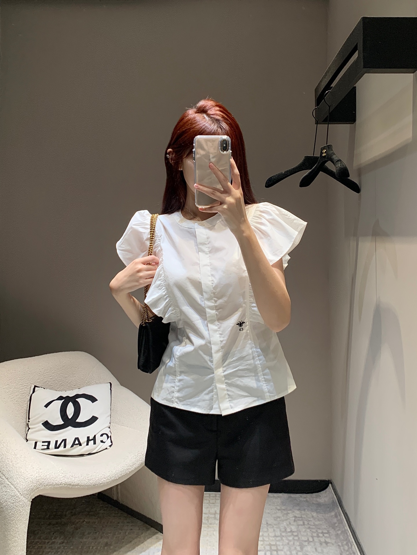 NO:307568,Dio* 25Ss Spring and Summer New Style Bee Embroidered Round Neck Small Flying Sleeve Shirt Top | Exclusive High-end Production!  Super popular show styles, many internet celebrity bloggers are wearing them, the French noble girlish style is absolutely beautiful!  Full of high-end feeling, the classic color is huge and durable and unrestrained and fashionable, which still satisfy the girl's heart!  S/M/L, dior,shirts,alexander wang19860909批Dio* 25Ss春夏新款 蜜蜂刺绣圆领小飞袖衬衫上衣丨独家高版出品！超级火的秀款, N多网红博主都在穿,法式贵气少女风,绝绝好看！高级感满满 经典色系巨耐穿不羁的时髦感 依旧满足少女心！现货发售S/M/L,,dior,shirts,alexander wang,Women's clothing