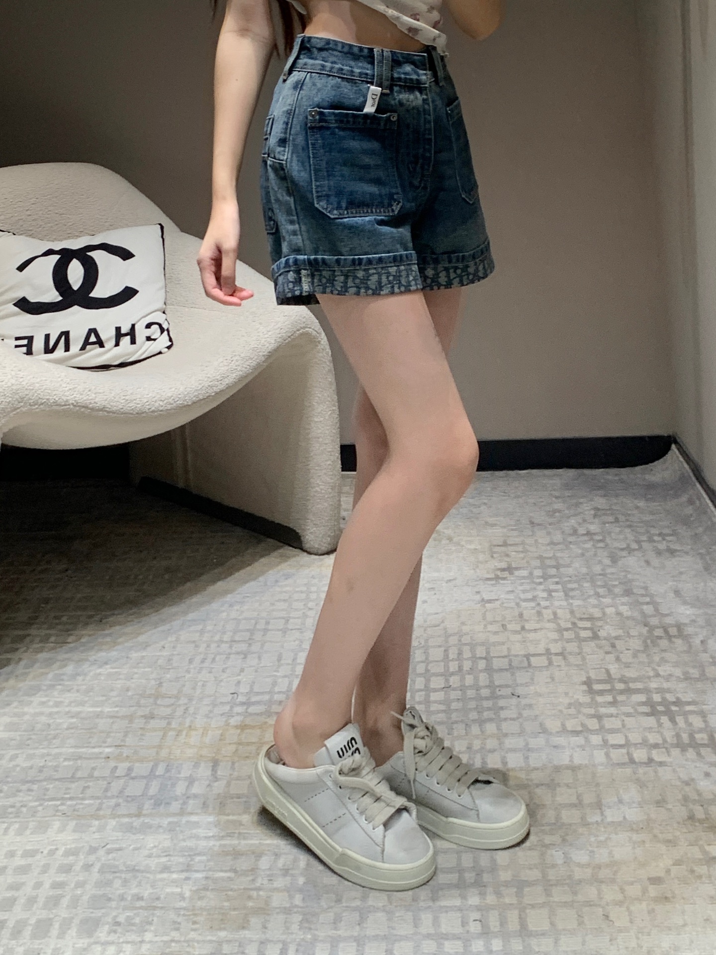 NO:307572,Dio* 25Ss early spring new style, old-fashioned curly denim shorts丨Exclusive high-end production!  The denim upper body is soft and presbyopia curly edge design loose shorts style to make it look slimming, fleshy and long legs, enzyme washing process versatile and classic custom hardware accessories, full of texture ~ Workmanship quality depends on the details, S/M/L, dior, shorts, alexander wang19860909批Dio* 25Ss早春新款 老花卷边牛仔短裤丨独家高版出品！采用纯棉的面料牛仔上身柔软老花卷边设计宽松短裤版型显瘦遮肉显腿长酵素洗水工艺百搭经典款定制五金配件,质感满满~ 做工品质看细节现货发售S/M/L,,dior,shorts,alexander wang,Women's clothing