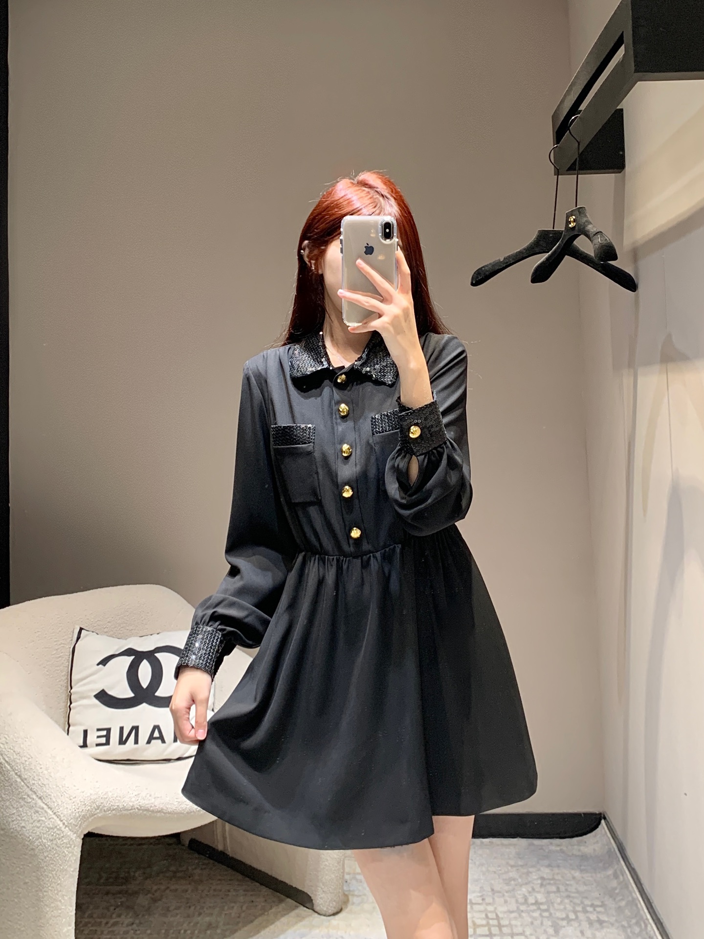 NO:308681,Celin* 25Ss early spring new style beaded lapel dress丨Exclusive high-end production!  Handmade bead pieces sewn with pleated waist dress. Temperament fashionable. The bead pieces collar and cuffs are matched with decorative pocket edges. The overall coordinated charm is very highlighted. The golden placket button of the Arc de Triomphe is lit to present the brand style. Medium length. Waist pleated design. Concealing flesh to make it look slimming. S/M/L is available in stock. S/M/L, celine, skirts, alexander wang19860909Celin* 25Ss早春新款 珠片翻领连衣裙丨独家高版出品！手工珠片缝制褶皱收腰连衣裙 气质时髦 珠片领口与袖口搭配装饰口袋边 整体协调魅力 非常有亮点 凯旋门金色襟扣点亮 呈现品牌风格 适中长度 腰部褶皱设计 遮肉显瘦 现货发售S/M/L,,celine,skirts,alexander wang,Women's clothing