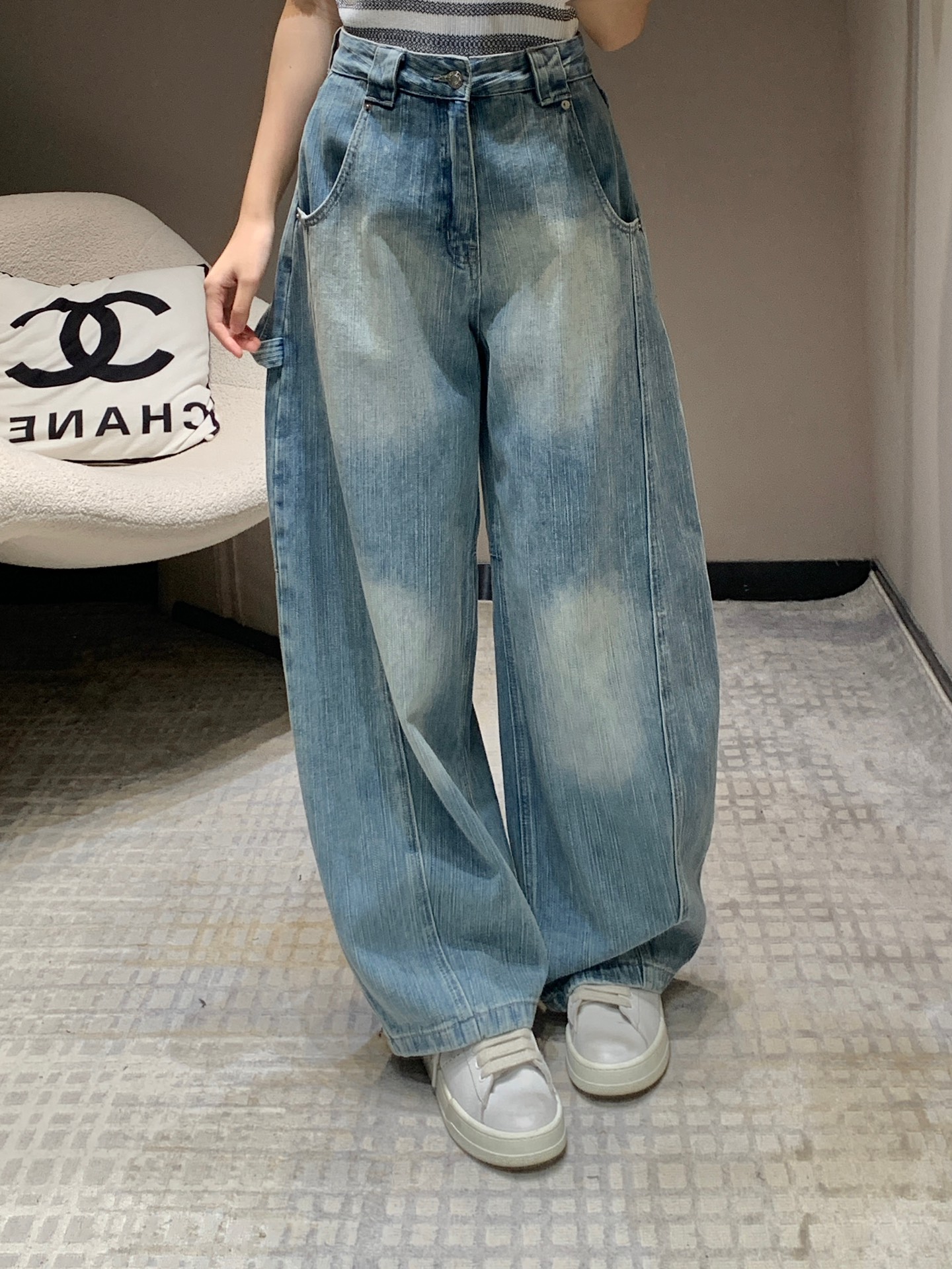 NO:309769,Batch Balenci*ga 25Ss early spring new style, rear bag letter work scimitar jeans | Exclusive high-end production!  The soft upper body of denim is very comfortable to wear with a pure cotton fabric   scimitar pants. The shape is perfect and the upper body is cool!  ~ The gray style can often cover the flesh and flesh, which can cleverly cover the excess fat on the hips to make you look slim and long legs. A versatile weapon that can be used without picking people and can be used to control any body shape. S/M/L is available in stock, balenciaga, jeans, alexander wang19860909批 Balenci*ga 25Ss早春新款 后袋字母工装弯刀牛仔裤丨独家高版出品！采用纯棉的面料牛仔上身柔软面料穿起来非常舒适工装裤 弯刀裤裤型简直完美上身很酷！~ 版型灰常能遮肉肉能够巧妙的遮住胯部多余的赘肉显瘦显腿长 百搭利器不挑人穿任何身形都可驾驭 现货发售S/M/L,,balenciaga,jeans,alexander wang,Women's clothing