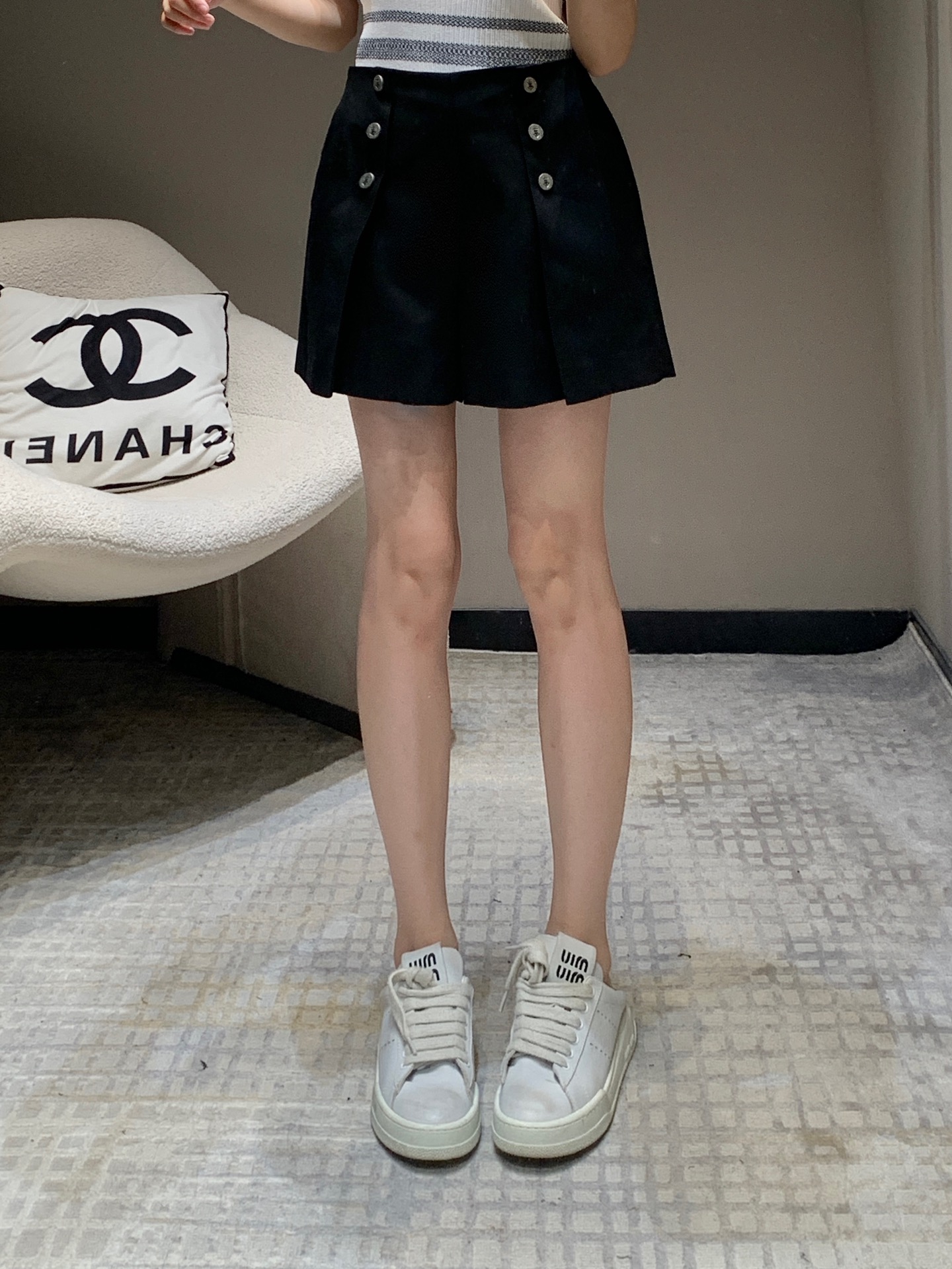 NO:308696,Batch Dio* 25Ss early spring new style, multi-button decorative wool shorts丨Exclusive high-end production!  Side zipper design!  The high-end black that never goes out of date is super versatile!  The simple design style is matched with brilliant cuts. The overall upper body is comfortable and slimming!  It is also very age-reducing with short clothes, so comfortable that you don’t want to take it off. A versatile model that Jimei and others cannot miss~ S/M/L, dior, shorts, alexander wang is available in stock19860909批 Dio* 25Ss早春新款 多扣装饰羊毛短裤丨独家高版出品！侧边拉链设计！永不过时的高级黑超级百搭！简约的设计风格搭配出彩的裁剪整体上身舒适又显瘦！搭配短款衣服也是非常的减龄,舒服到不想脱下来 集美们不能错过的百搭款～现货发售S/M/L,,dior,shorts,alexander wang,Women's clothing