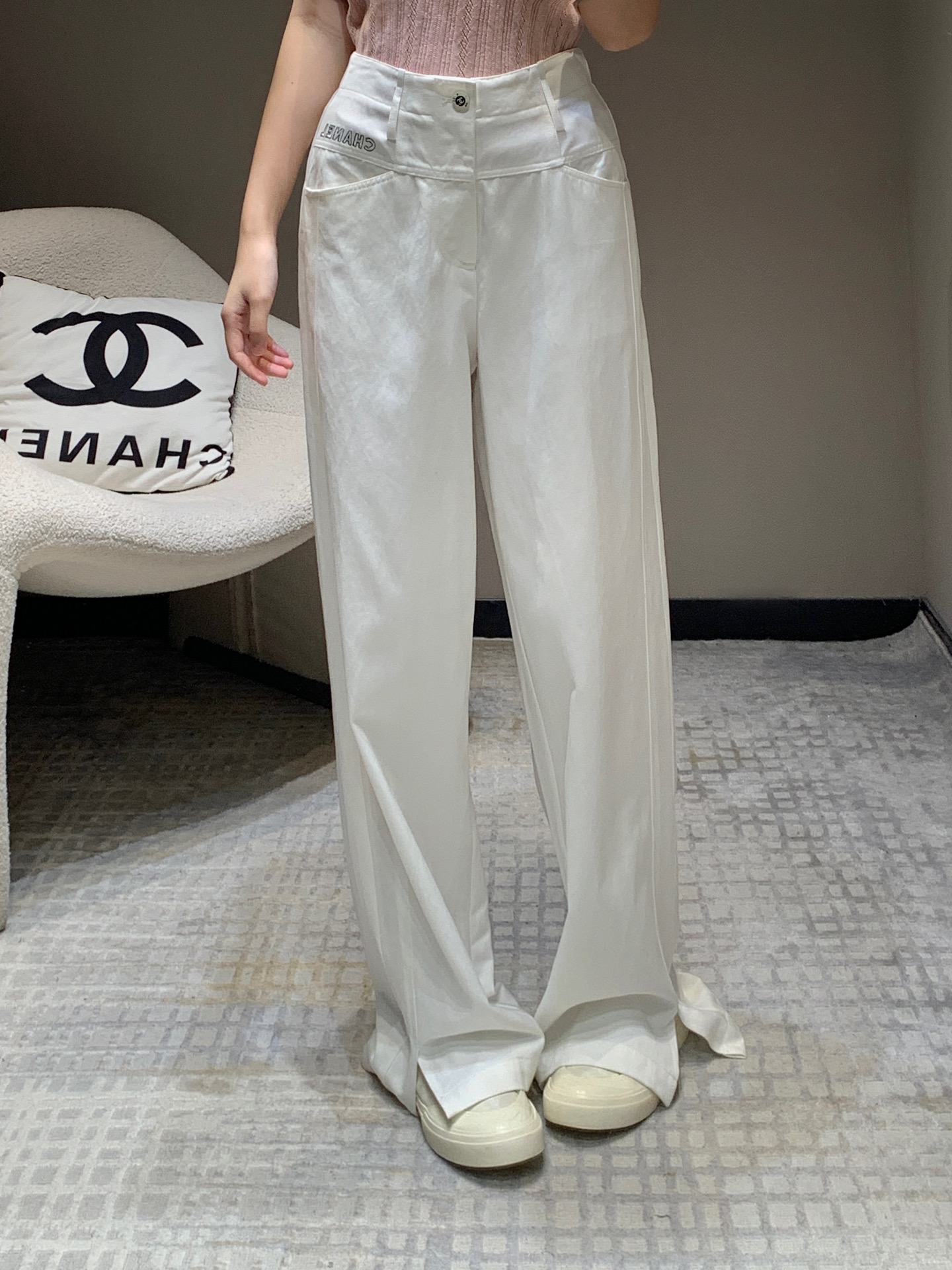 NO:309276,Chane* 25Ss early spring new style embroidered letter logo casual trousers丨Exclusive high-end production!  These pants are easy to wear! Real name Amway!  You must take one of the pants that can easily wear out long legs!  The length of the floor pants. The high waist straight-leg style instantly divides the legs in a golden ratio!  It looks too thin and becomes a paper man in seconds!  You can wear all kinds of tops in daily life to create a fashionable look. Easy to grasp the lazy and casual temperament!  Customized fabrics are very gray! It is highly recommended to wear and fashionable pants!  S/M/L, Chanel, gold, alexander wang19860909批Chane* 25Ss早春新款 刺绣字母logo休闲长裤丨独家高版出品！这条裤子好穿程度实名安利！轻松穿出大长腿的裤子必须要带走一条！拖地裤的裤长 高腰直筒的版型瞬间把腿部按黄金比例分割了！太显瘦了 秒变纸片人 ！日常搭配各种上衣都能穿出时尚达人感～轻轻松松拿捏慵懒随意的气质！定制面料质感灰常好! 好穿又洋气的裤子强烈安利！现货发售S/M/L,,chanel,gold,alexander wang,Women's clothing