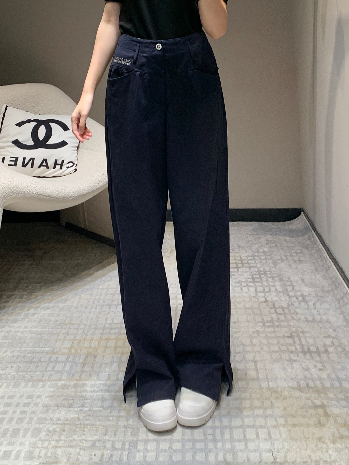 NO:309253,Chane* 25Ss early spring new style embroidered letter logo casual trousers丨Exclusive high-end production!  These pants are easy to wear! Real name Amway!  You must take one of the pants that can easily wear out long legs!  The length of the floor pants. The high waist straight-leg style instantly divides the legs in a golden ratio!  It looks too thin and becomes a paper man in seconds!  You can wear all kinds of tops in daily life to create a fashionable look. Easy to grasp the lazy and casual temperament!  Customized fabrics are very gray! It is highly recommended to wear and fashionable pants!  S/M/L, Chanel, gold, alexander wang19860909批Chane* 25Ss早春新款 刺绣字母logo休闲长裤丨独家高版出品！这条裤子好穿程度实名安利！轻松穿出大长腿的裤子必须要带走一条！拖地裤的裤长 高腰直筒的版型瞬间把腿部按黄金比例分割了！太显瘦了 秒变纸片人 ！日常搭配各种上衣都能穿出时尚达人感～轻轻松松拿捏慵懒随意的气质！定制面料质感灰常好! 好穿又洋气的裤子强烈安利！现货发售S/M/L,,chanel,gold,alexander wang,Women's clothing