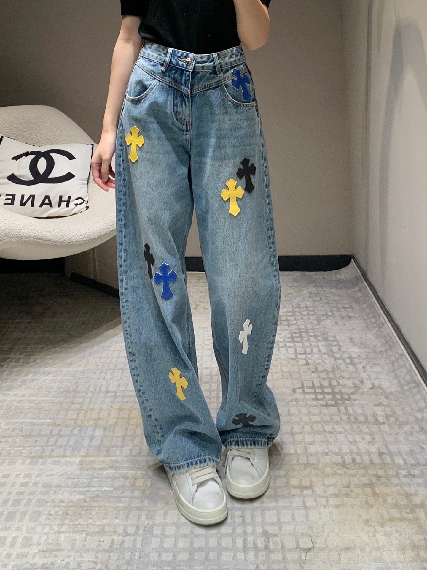 NO:309265,Batch Chrome Hea*ts 25Ss Early Spring New Colorful Cross Patch Washed Jeans | Exclusive High-end Production!  Super versatile!  All seasons can be sold, a must-have to miss!  It looks good to go out with a pair of styles and create a cyberpunk girl anytime and anywhere!  The most dazzling leg sperm on the street!  S/M/L, chrome hearts, jeans, alexander wang19860909批 Chrome Hea*ts 25Ss早春新款 彩色十字架贴皮水洗牛仔裤丨独家高版出品！超级百搭！四季可盘,不容错过的牛货一枚！搭配一双版型就hin好看的出街 随时随地营造赛博朋克风女孩！这个街上最耀眼的腿精！现货发售S/M/L,,chrome hearts,jeans,alexander wang,Women's clothing